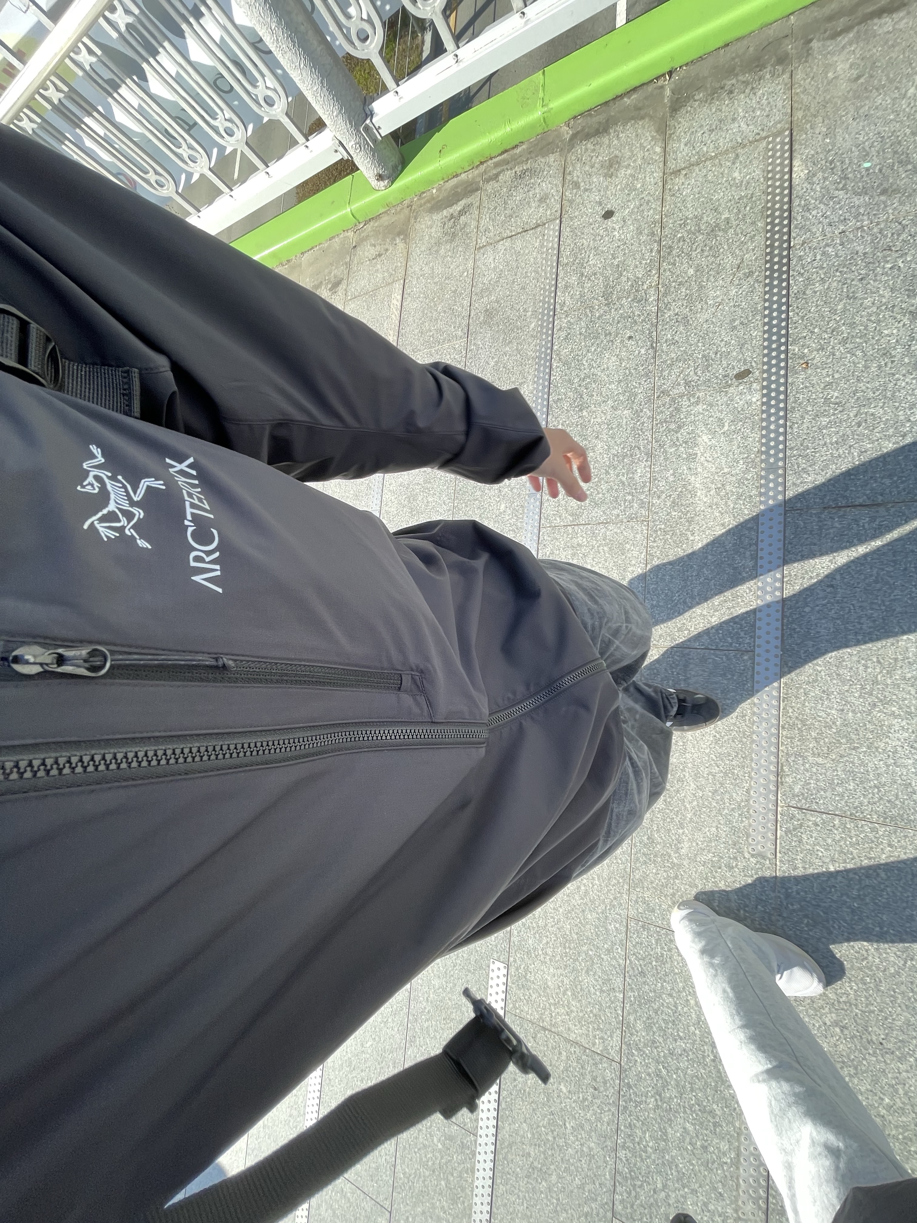 Arc'teryx Squamish Hoody Black 착용 스타일 - 1