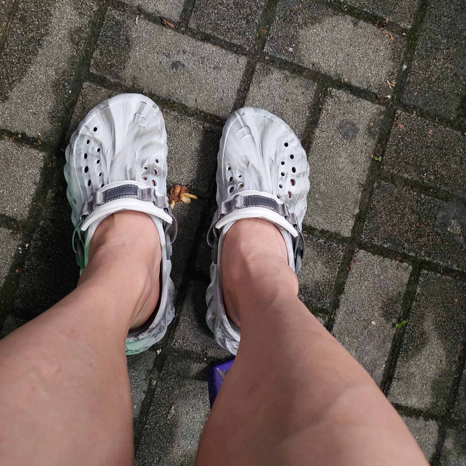 Crocs Echo Marbled Clog Moonlight Multi 착용 스타일