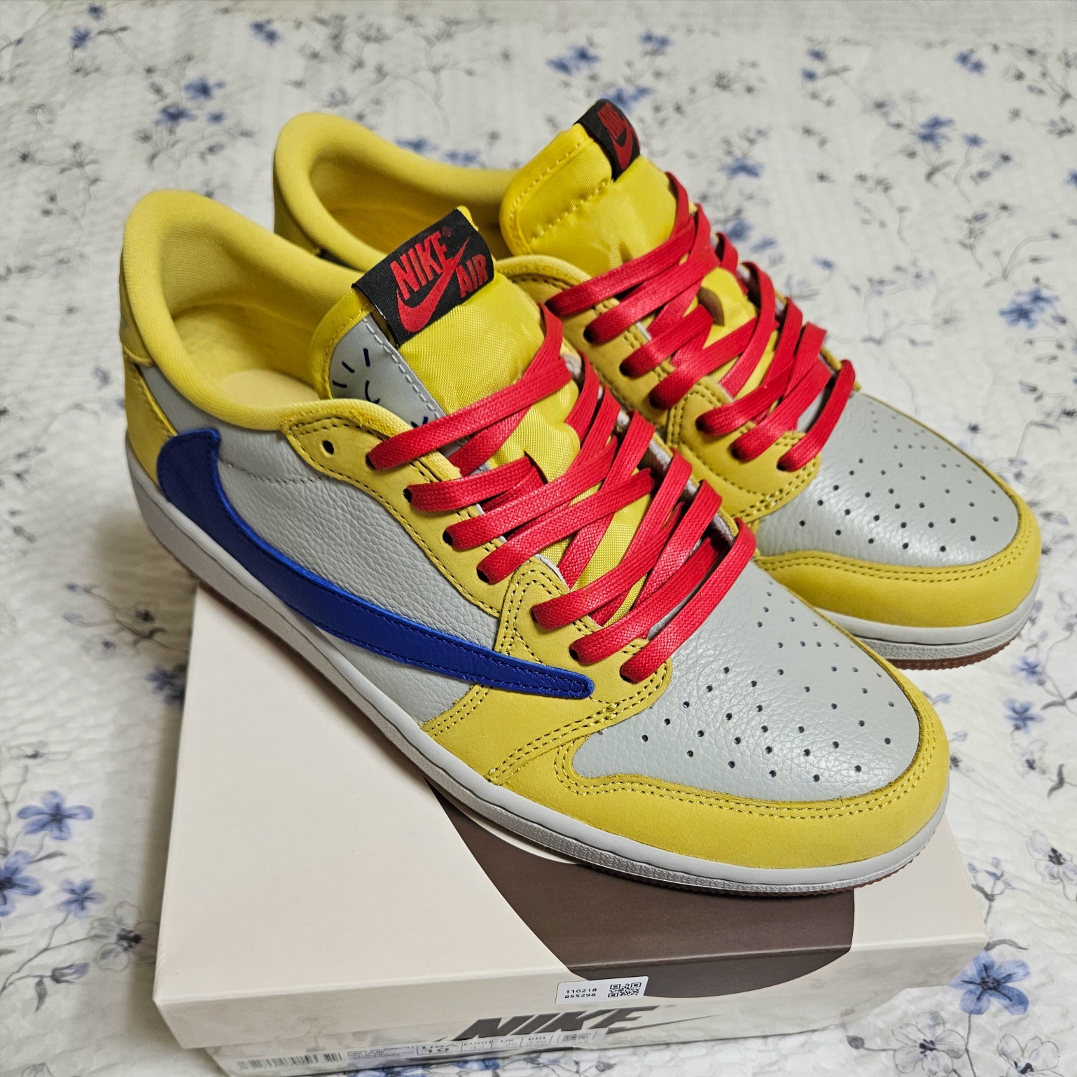 (W) Jordan 1 x Travis Scott Retro Low OG SP Canary 착용 스타일 - 1