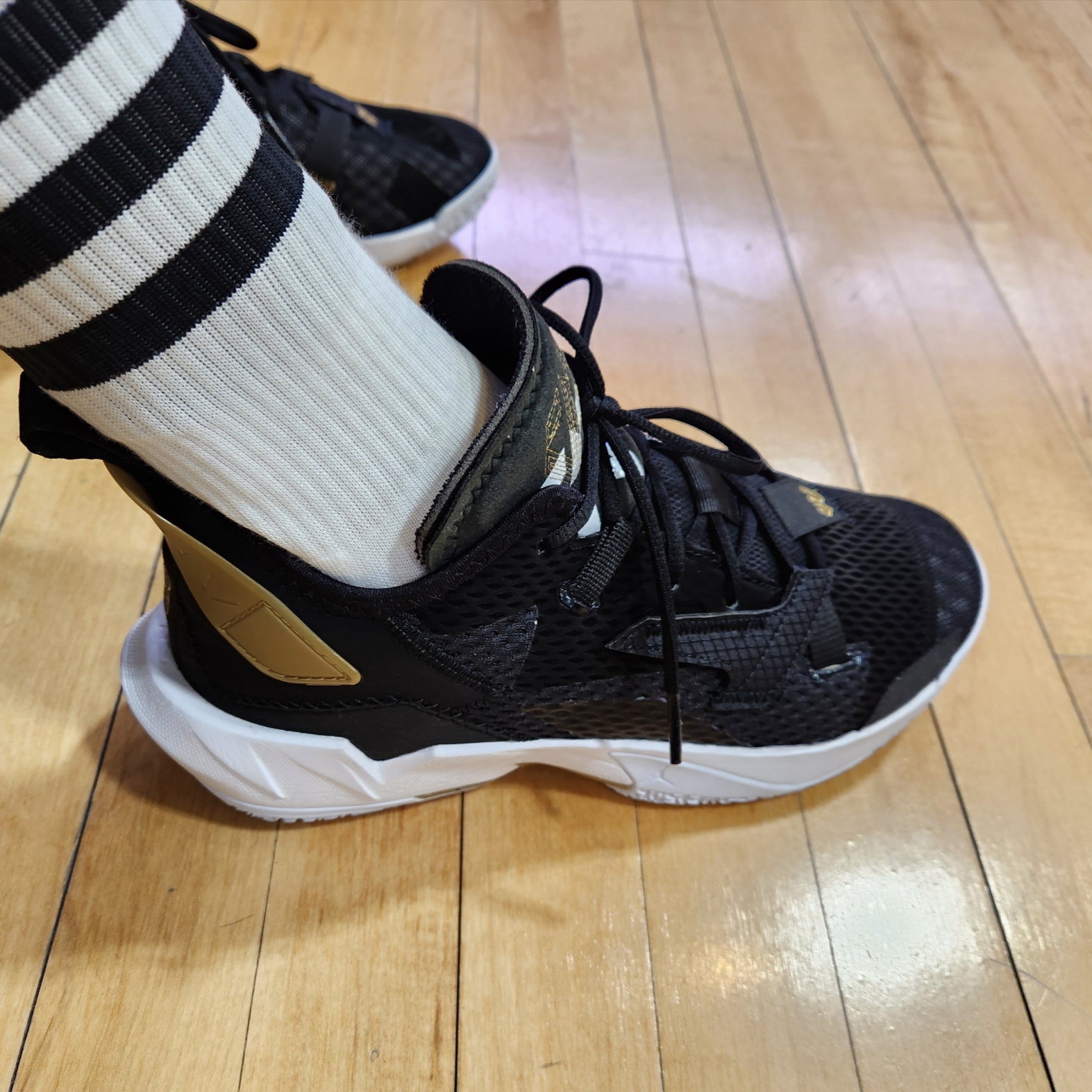 Jordan Why Not ZER0.4 PF Metallic Gold 착용 스타일 - 1