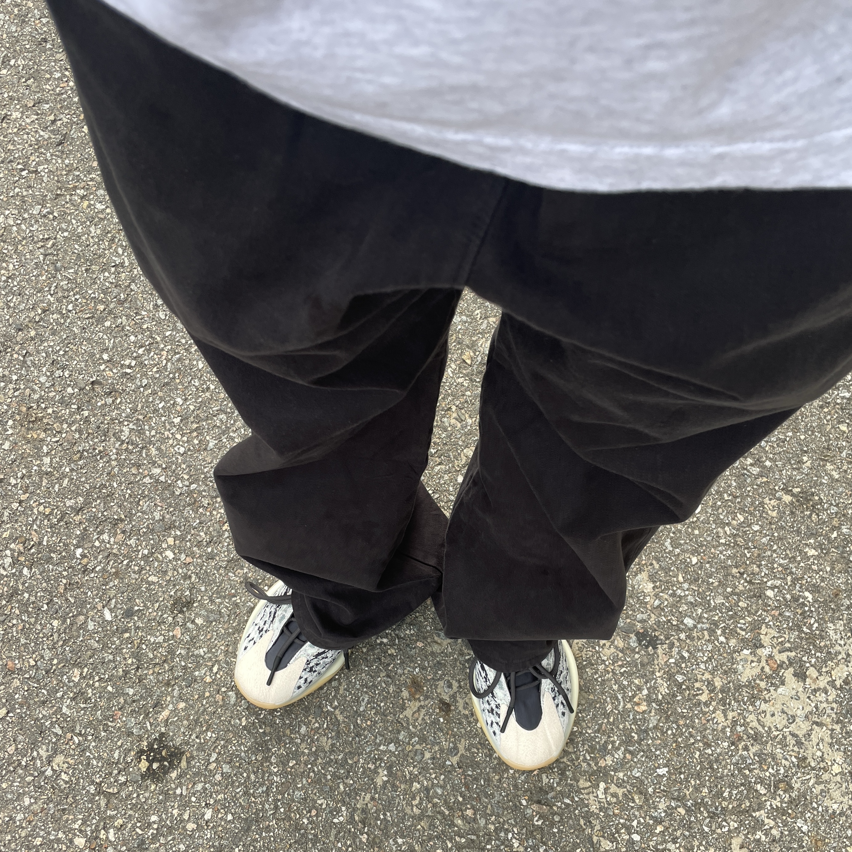 Adidas Yeezy QNTM Sea Teal, Yeezy x Gosha Rubchinskiy YZY Black Dogs T-Shirt Heather Grey 착용 스타일 - 1