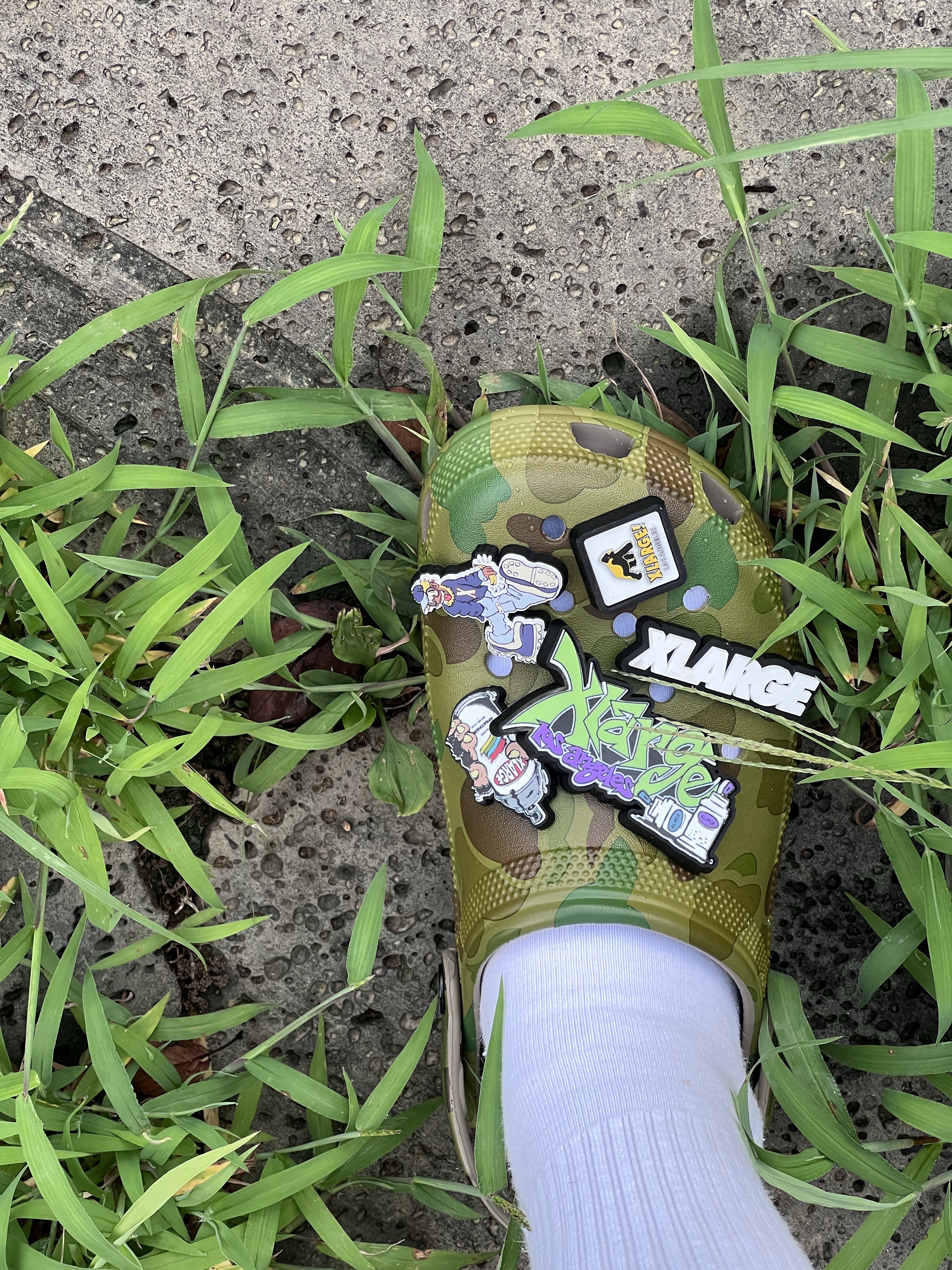 Crocs x XLarge Classic Clog Camo 착용 스타일 - 2