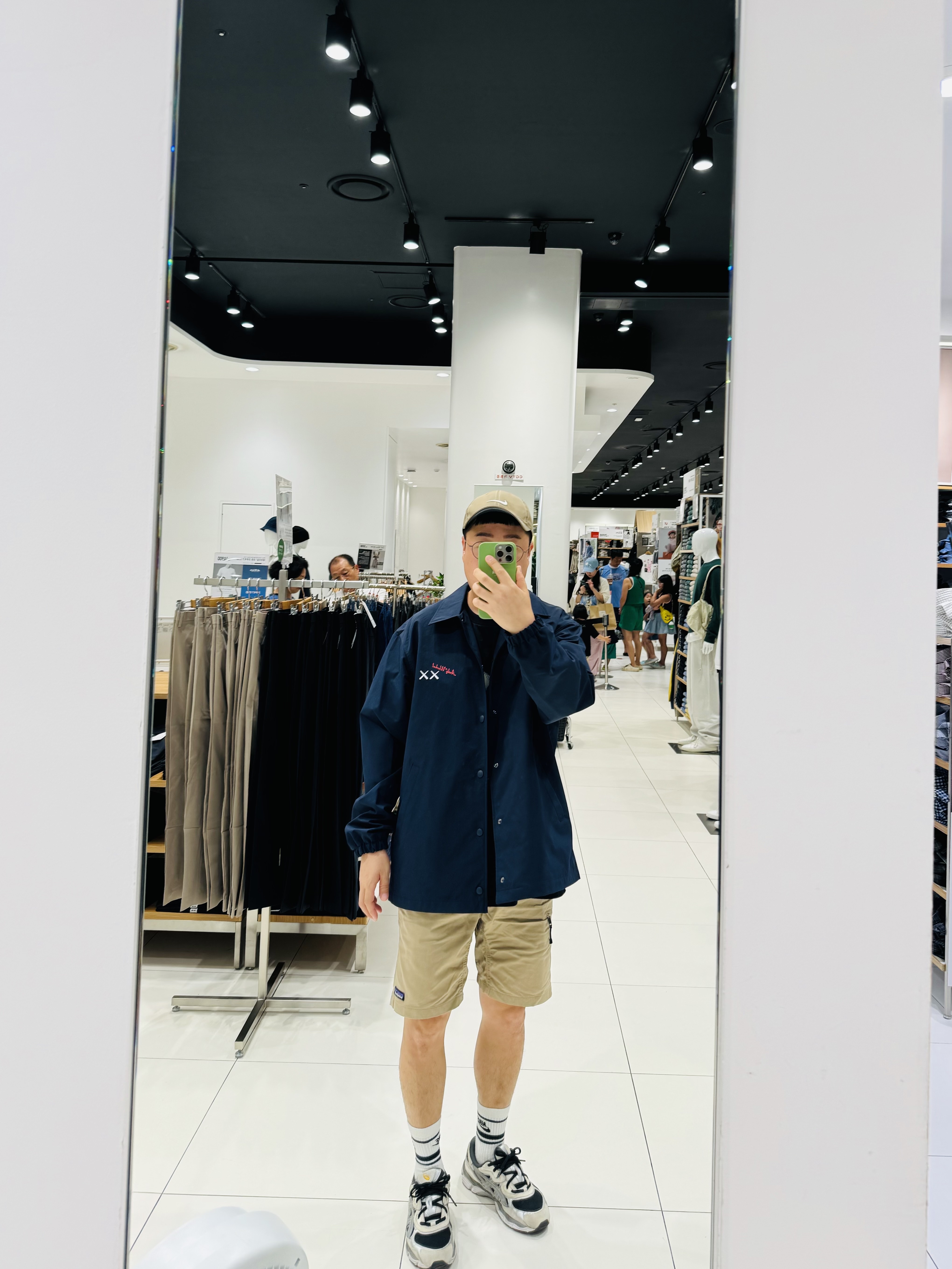 Uniqlo UT x Kaws x Warhol Coach Jacket Navy, Nike Essential Crew Socks Stripe Black (3 Pack/Korean Ver.) 착용 스타일 - 1