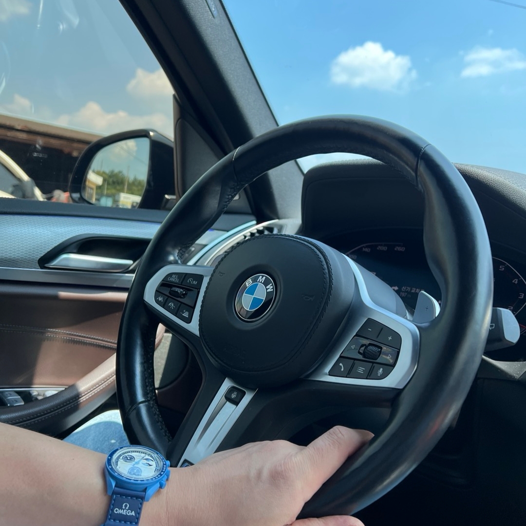 Swatch x Omega Bioceramic MoonSwatch Mission To The Super Blue Moonphase 착용 스타일