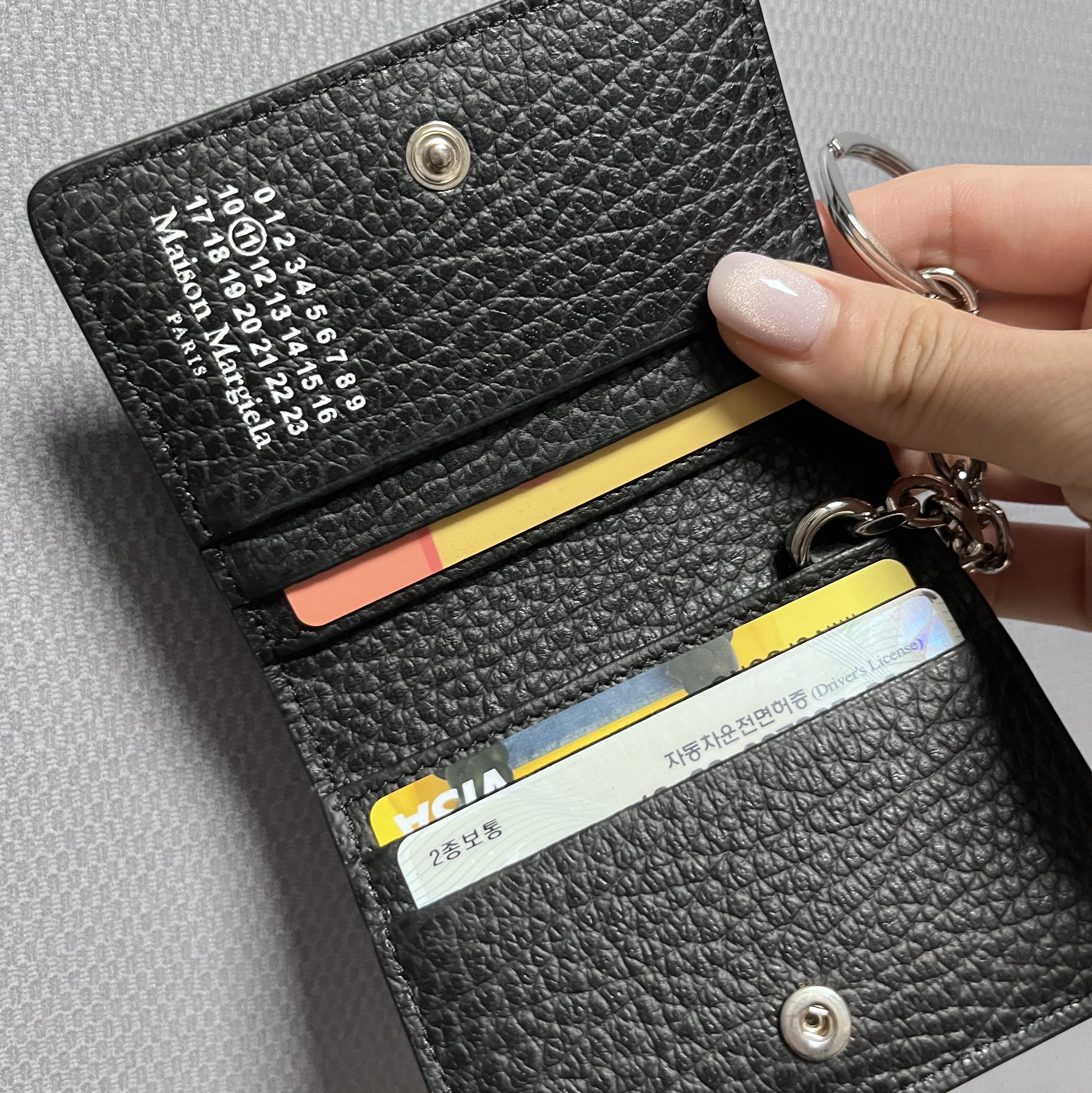Maison Margiela Keyring Wallet Black 착용 스타일 - 2