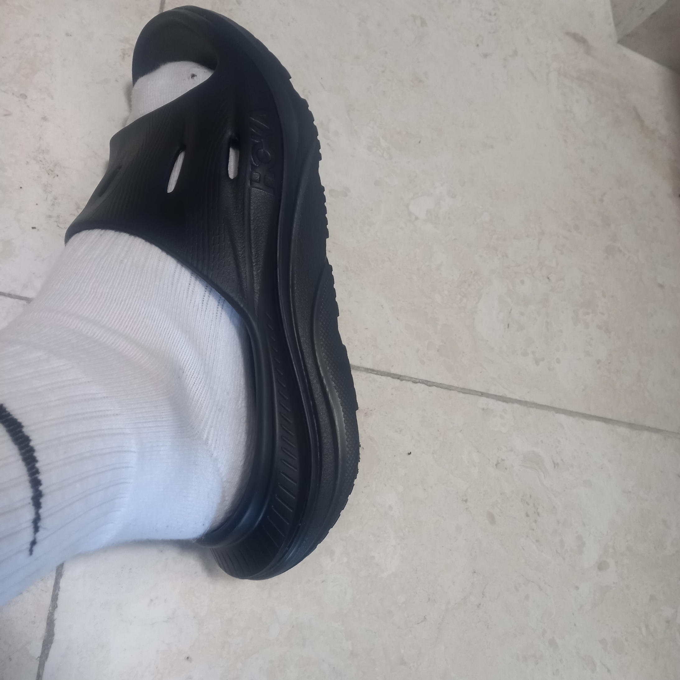 Hoka Ora Recovery Slide 3 Black, Nike x Stussy Shorts Black (FJ9167-010) 착용 스타일 - 8