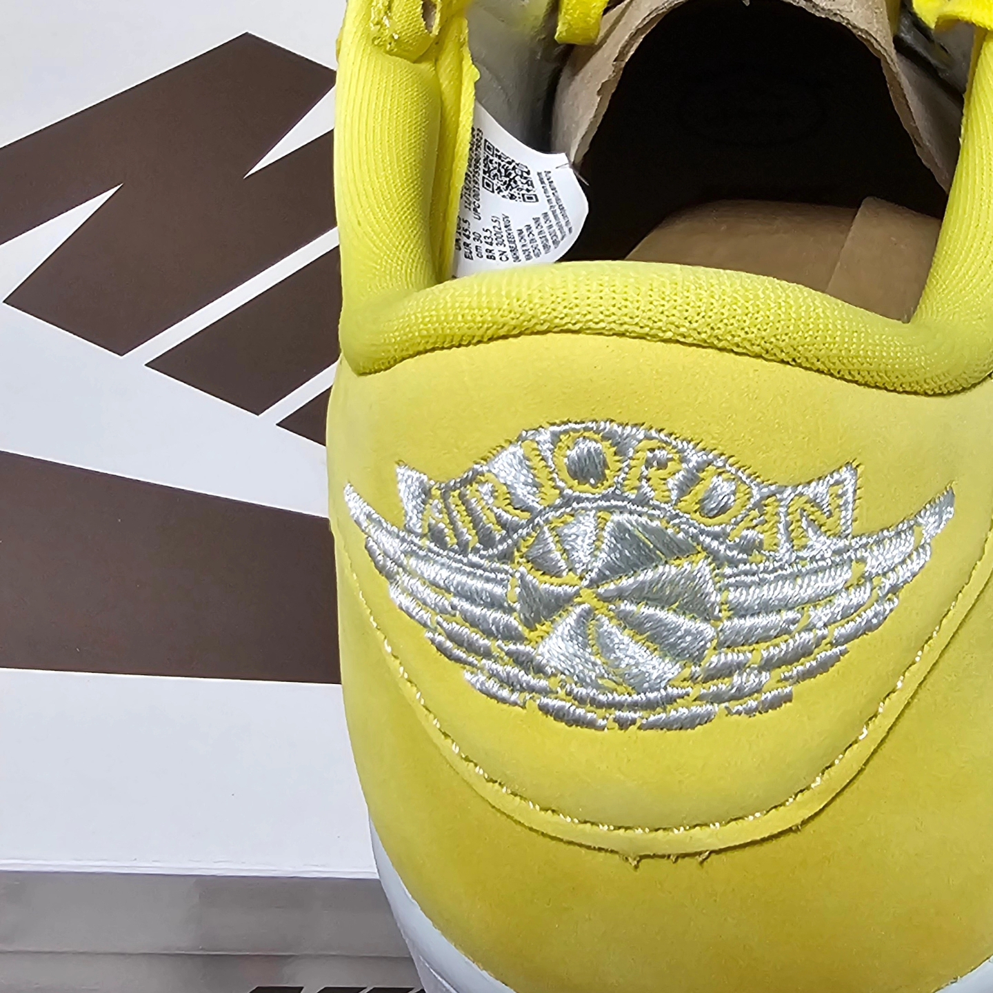 (W) Jordan 1 x Travis Scott Retro Low OG SP Canary 착용 스타일 - 1