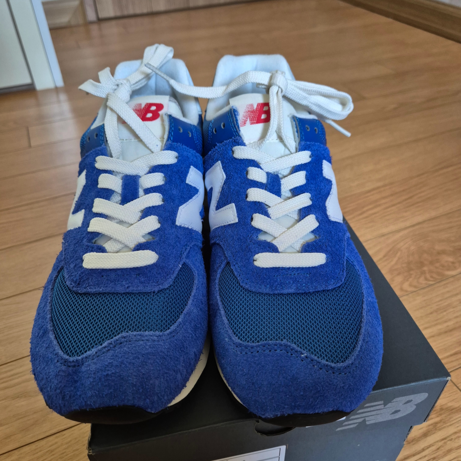 New Balance 574 Heritage Blue White 착용 스타일 - 1