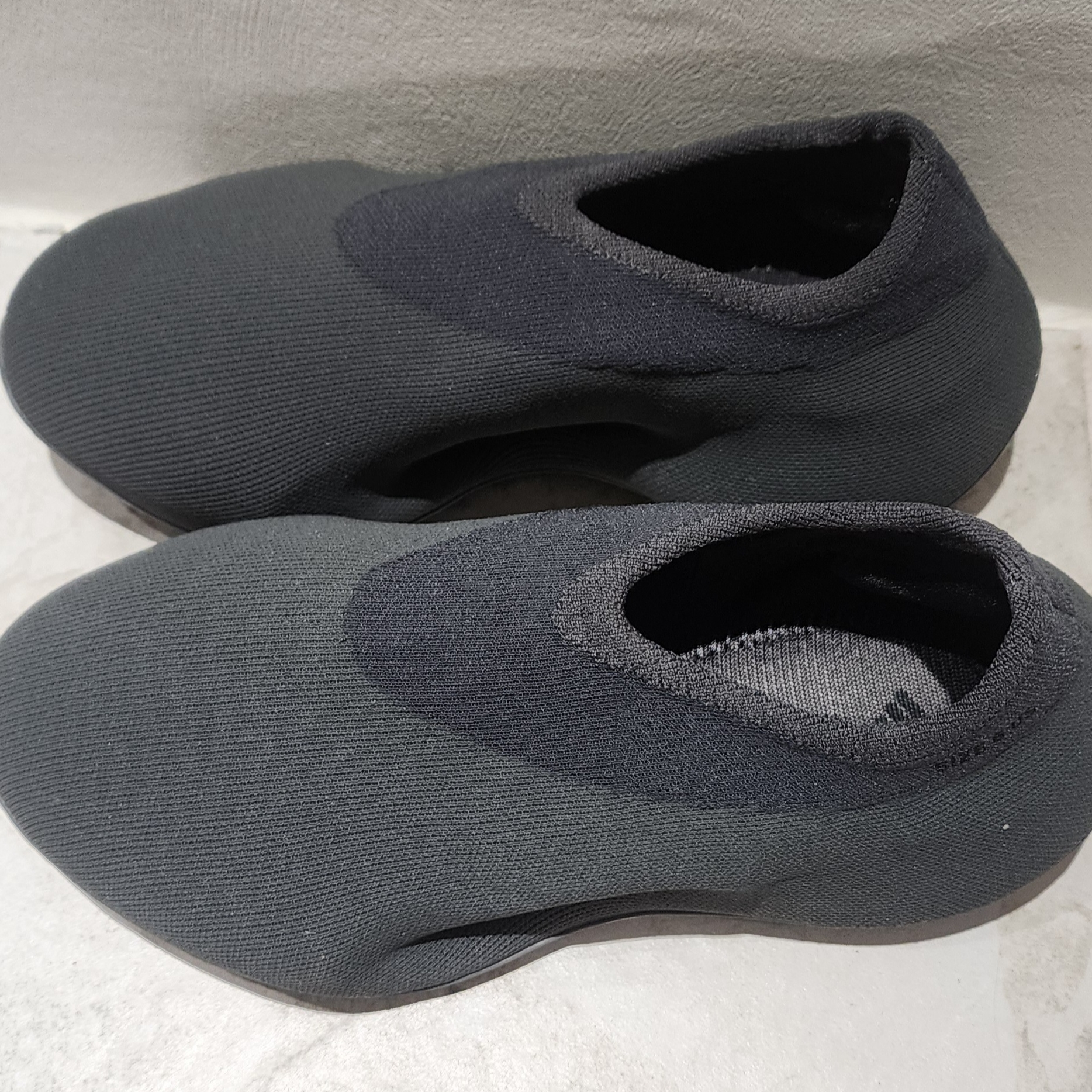 Adidas Yeezy Knit RNR Stone Onyx 착용 스타일