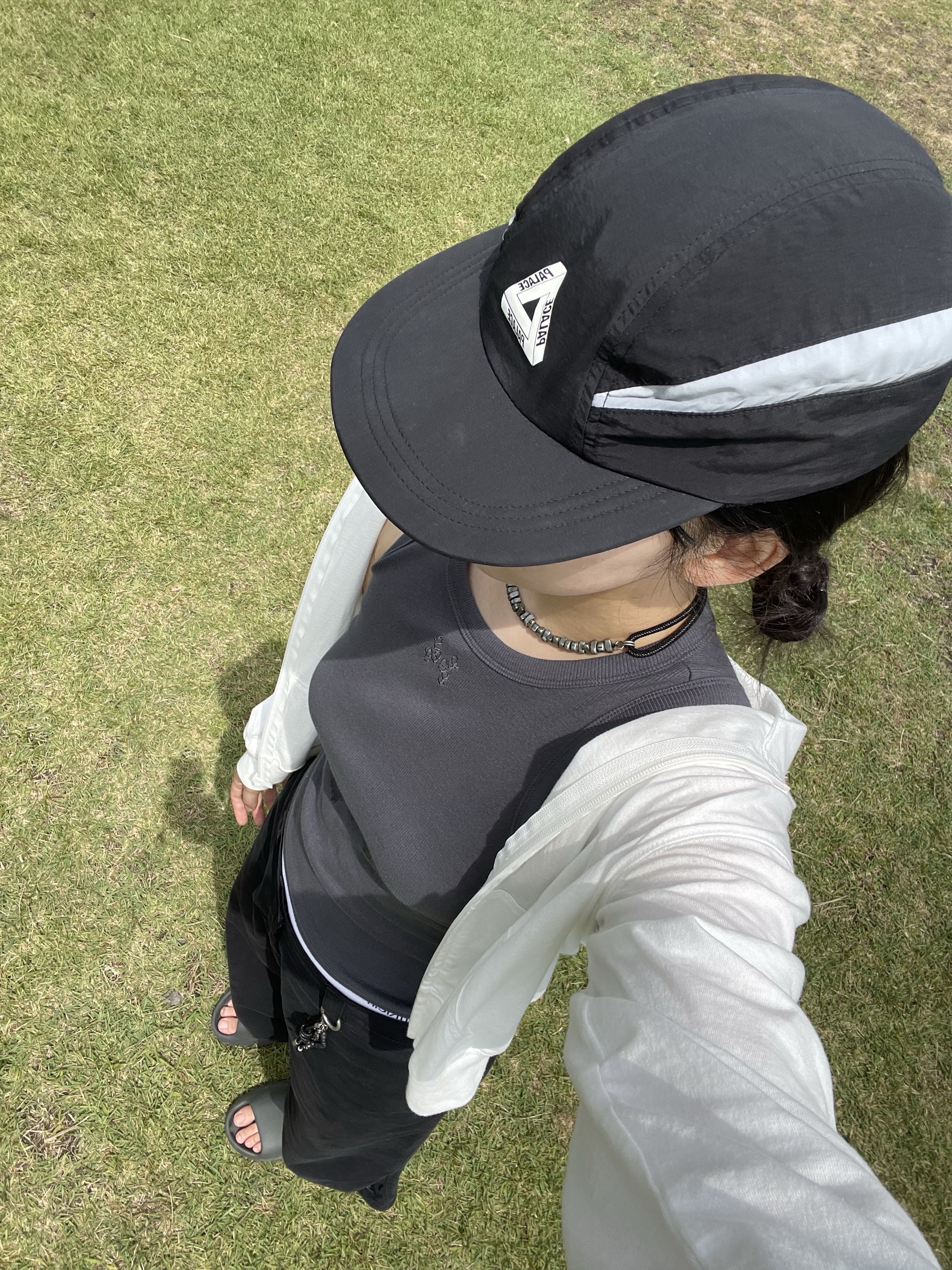 Adidas Yeezy Slide Dark Onyx 2024, Palace S-Runner Shell Hat Black - 21FW 착용 스타일 - 1