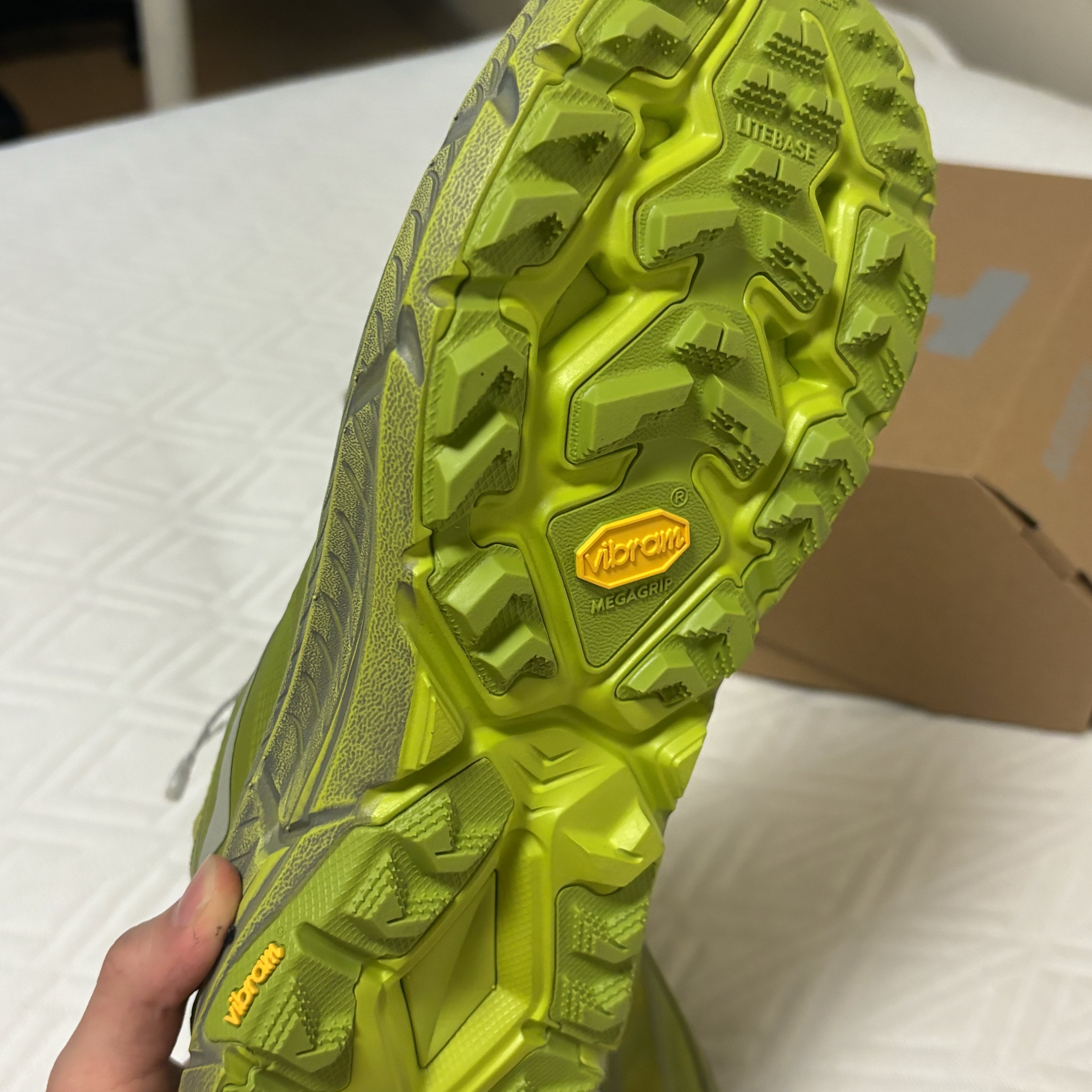 Hoka x Satisfy Mafate Speed 4 Lite Sulfur 착용 스타일 - 2