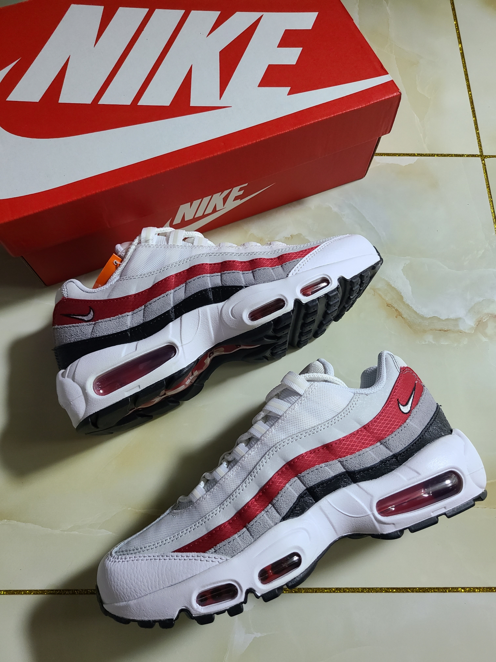 Nike Air Max 95 Essential Light Bone, Nike Air Max 95 SE Windbreaker 착용 스타일 - 3