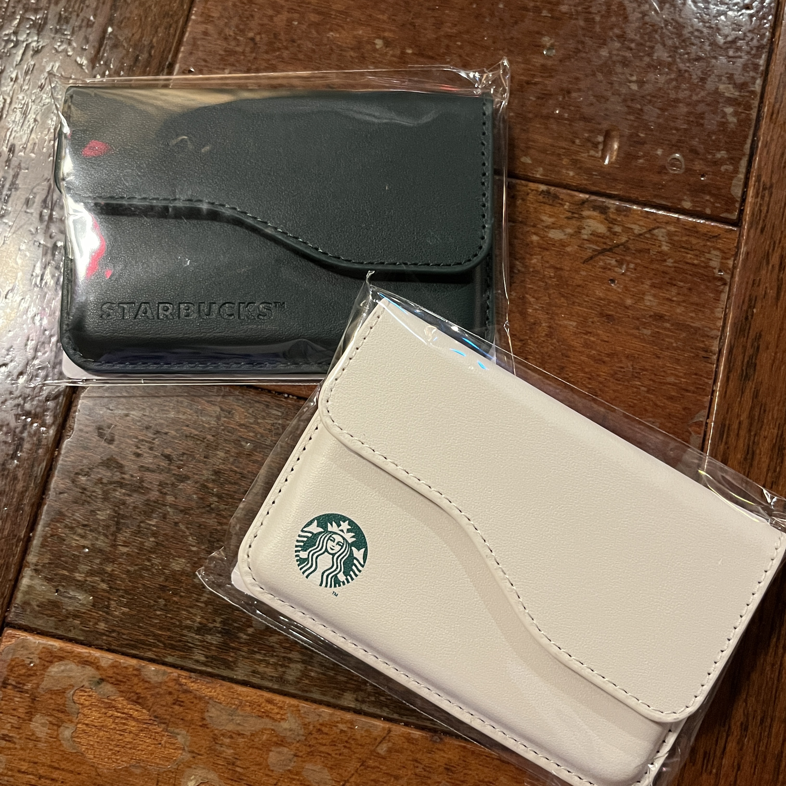 Starbucks Magsafe Magnetic Card Wallet Green, Starbucks Magsafe Magnetic Card Wallet Ivory 착용 스타일