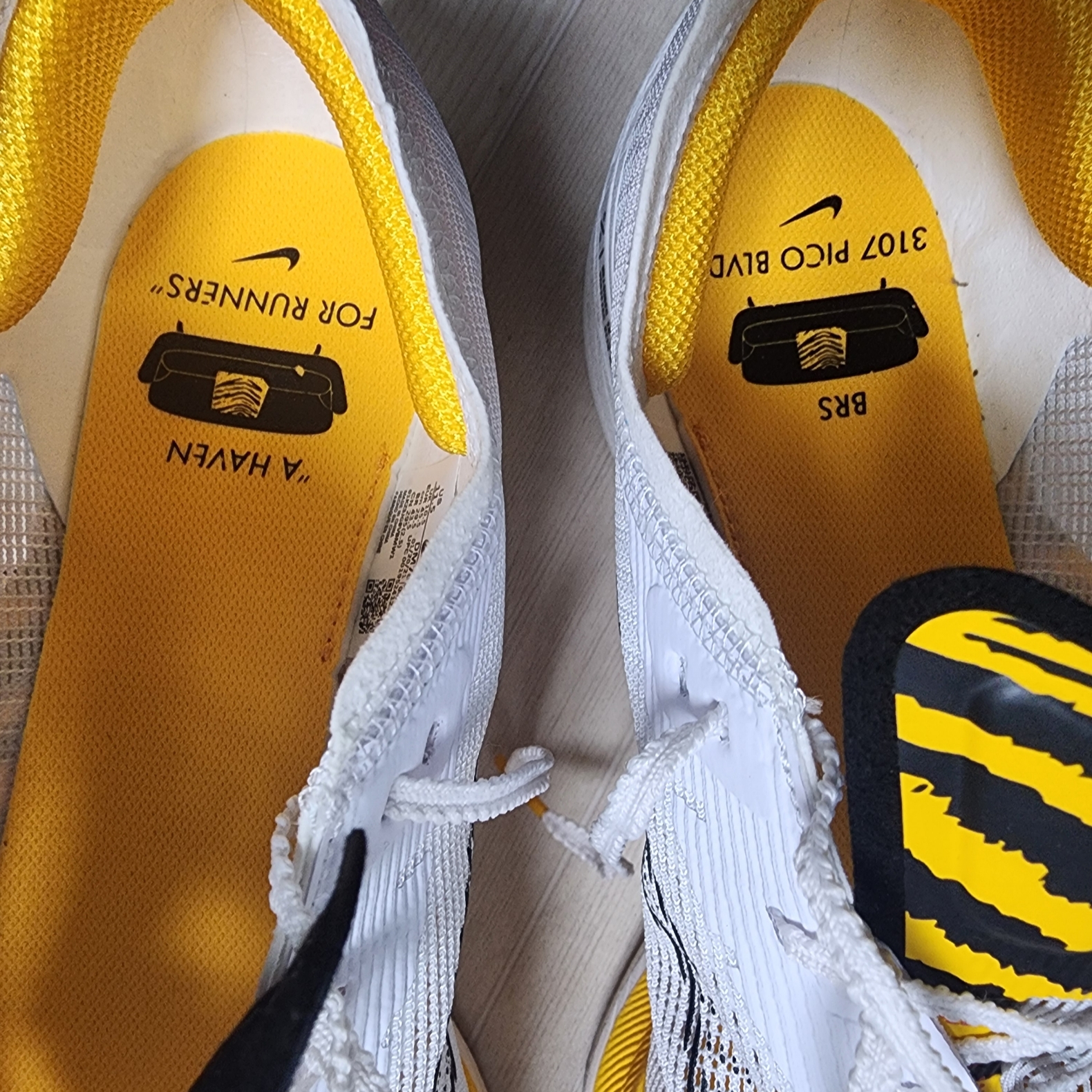 Nike ZoomX Vaporfly Next% 2 BRS White University Gold 착용 스타일 - 5