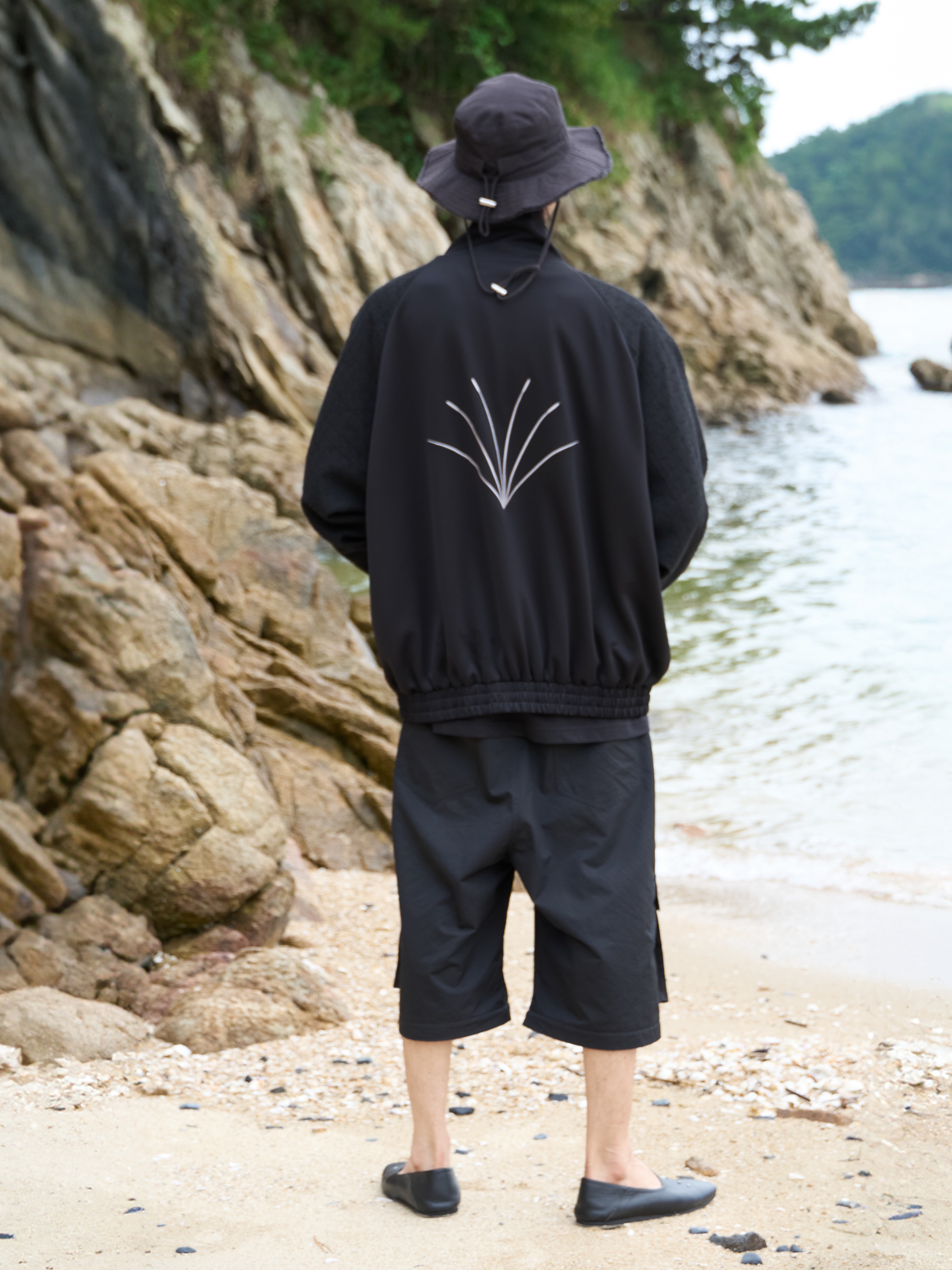 Jacquemus Le Bob Artichaut Bucket Hat Black 착용 스타일 - 2