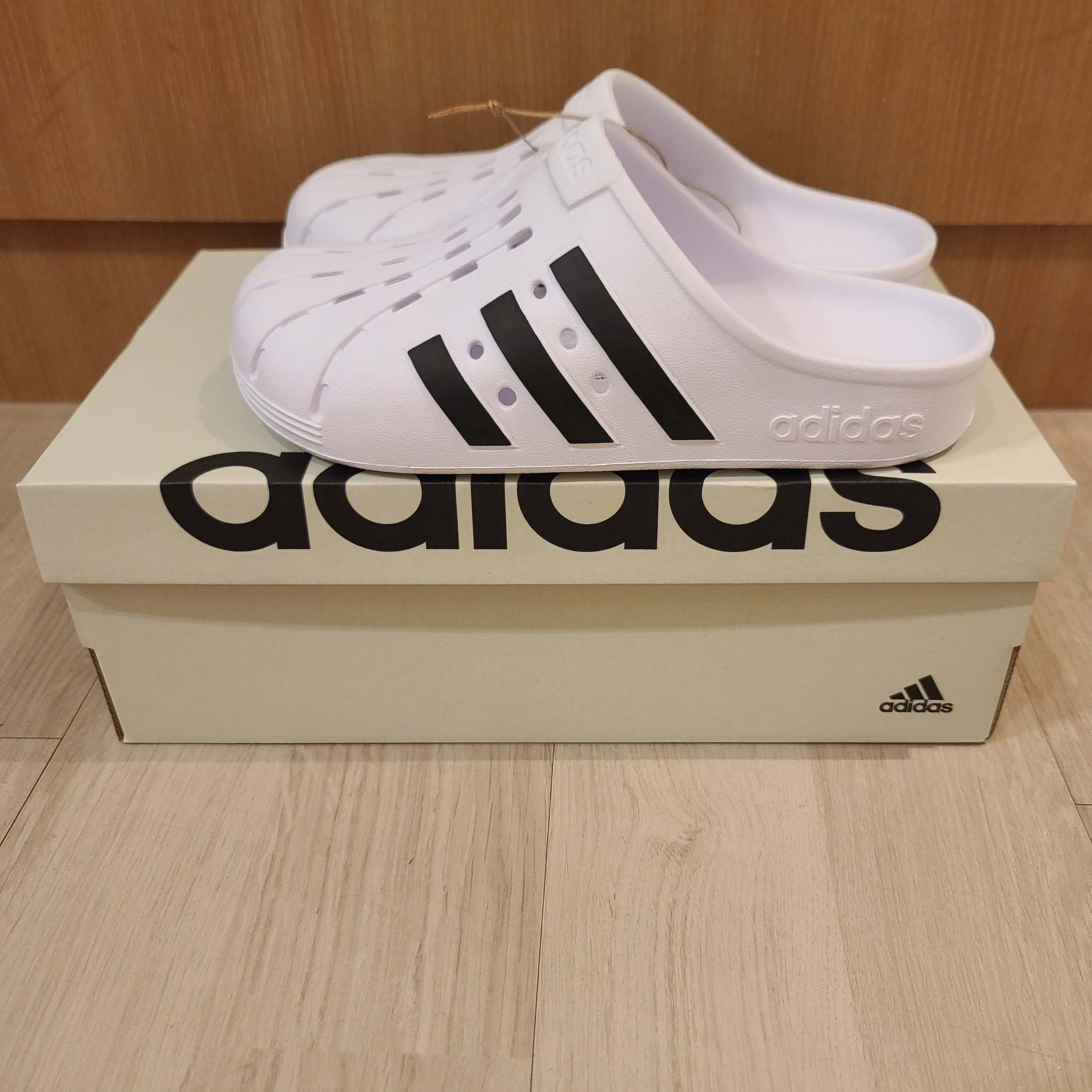 Adidas Adilette Clog White Black 착용 스타일 - 1