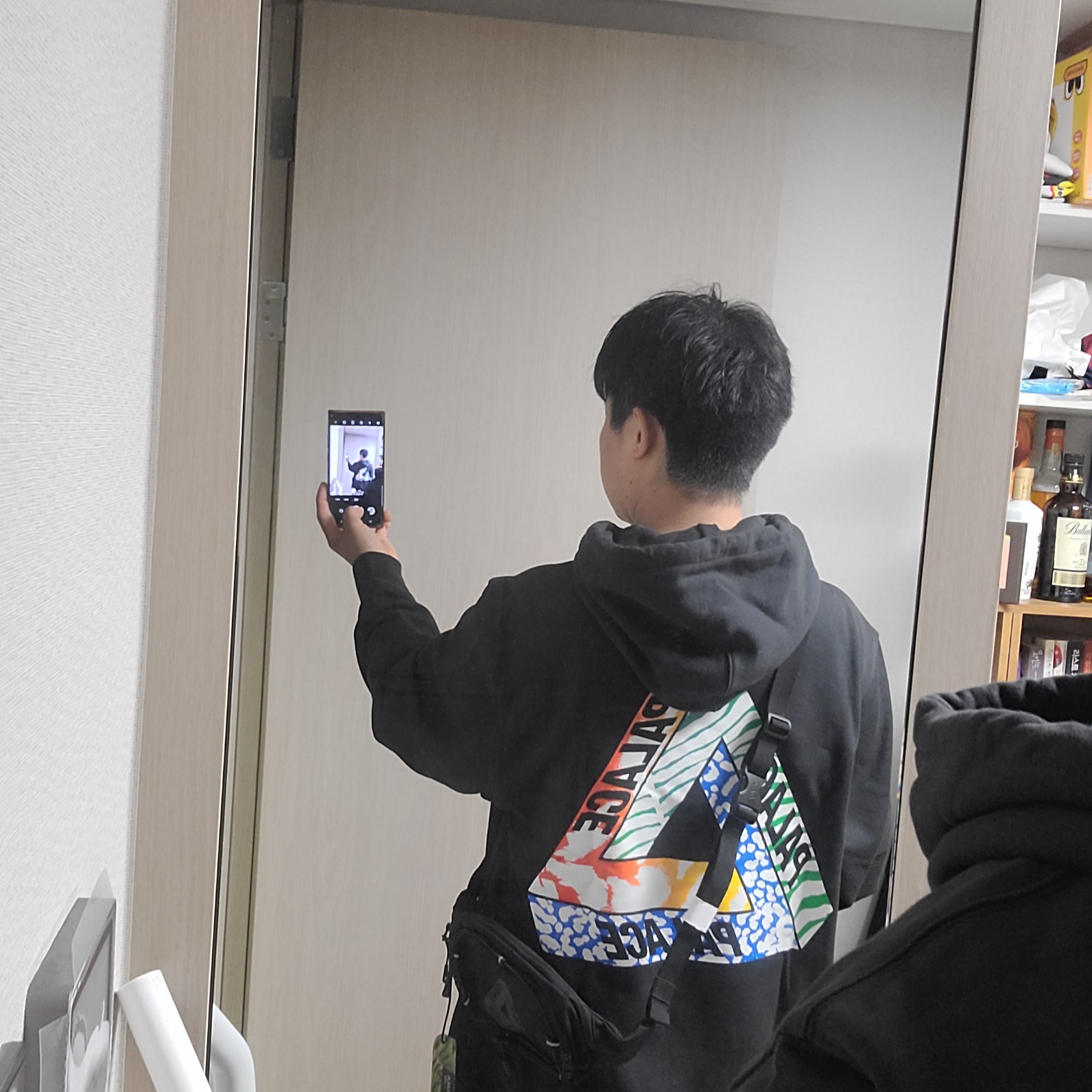 Palace Jungle Dream Hood Black - 24FW, Palace Cordura RS Cross Body Bag Black Graphite - 24FW 착용 스타일 - 2