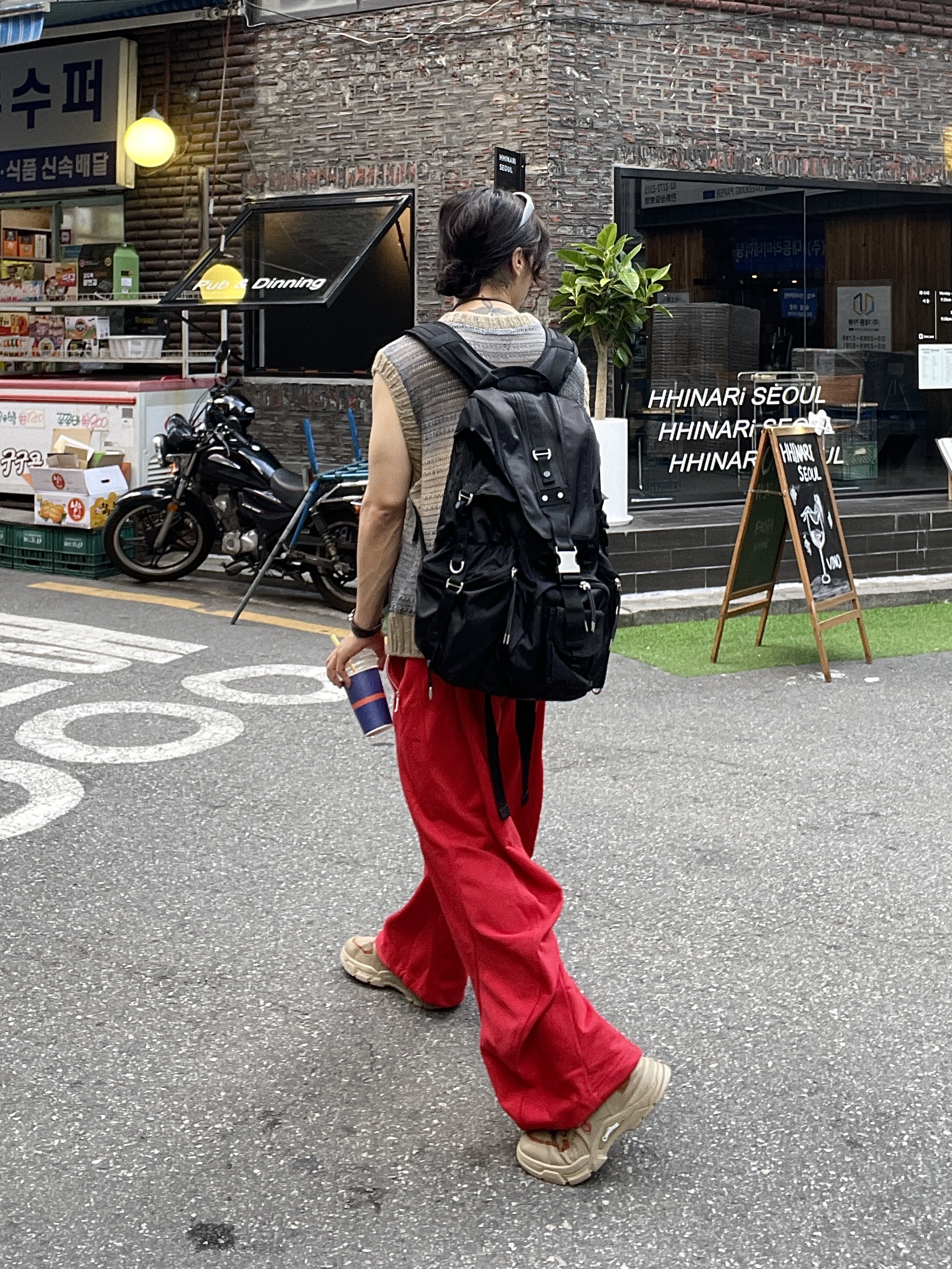 Our Legacy Ladon Leather Keychain Olive 착용 스타일 - 1