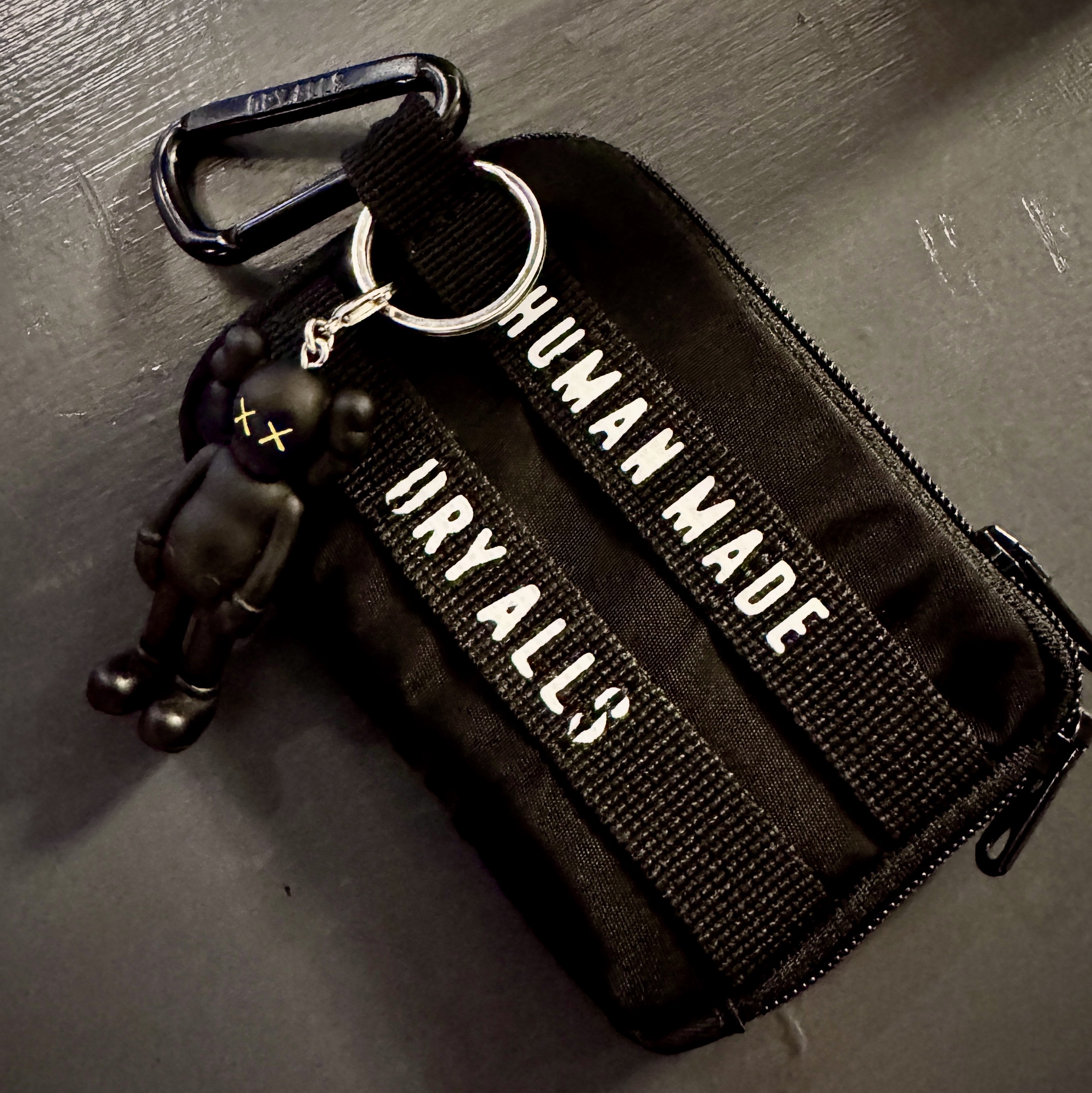 Kaws Tokyo First Companion Keychain Black, Human Made Military Card Case Black 착용 스타일