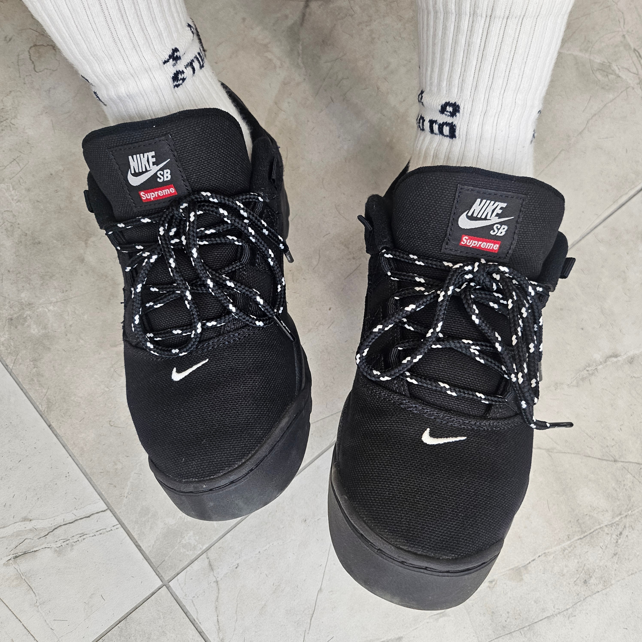 Nike x Supreme SB Darwin Low Black, IAB Studio Socks White (5 Pack) 착용 스타일 - 1