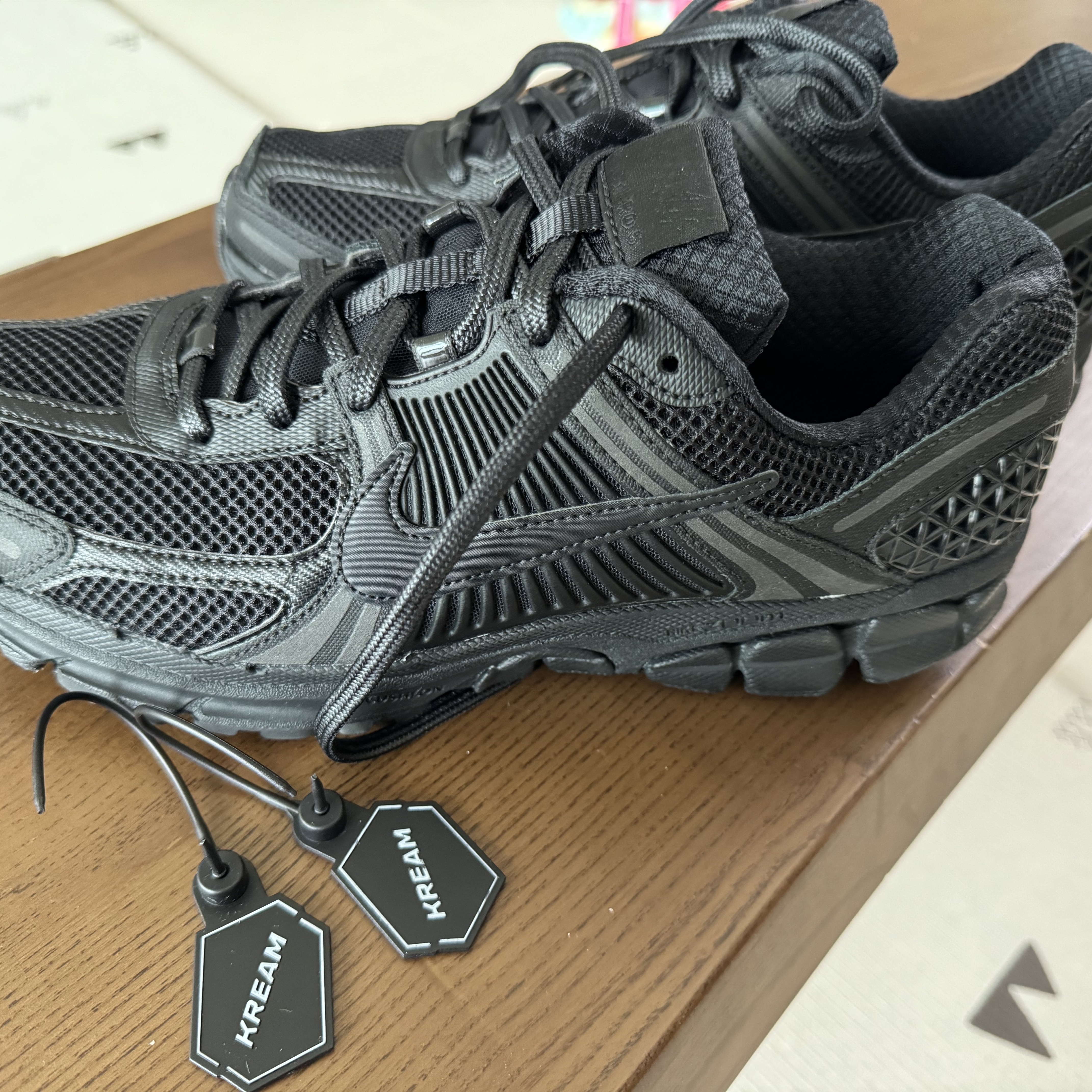 Nike Zoom Vomero 5 SP Black 착용 스타일