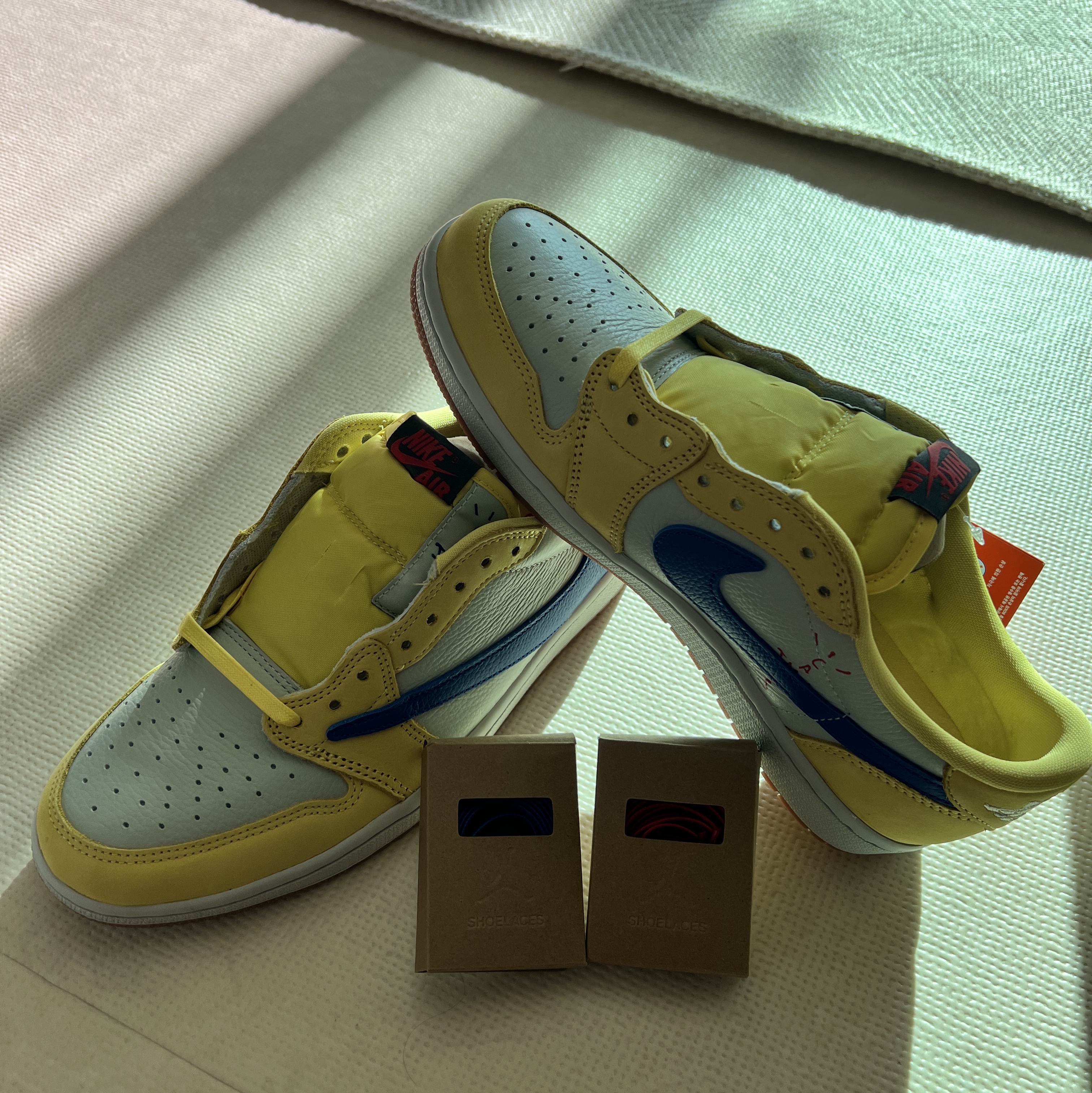 (W) Jordan 1 x Travis Scott Retro Low OG SP Canary 착용 스타일 - 1