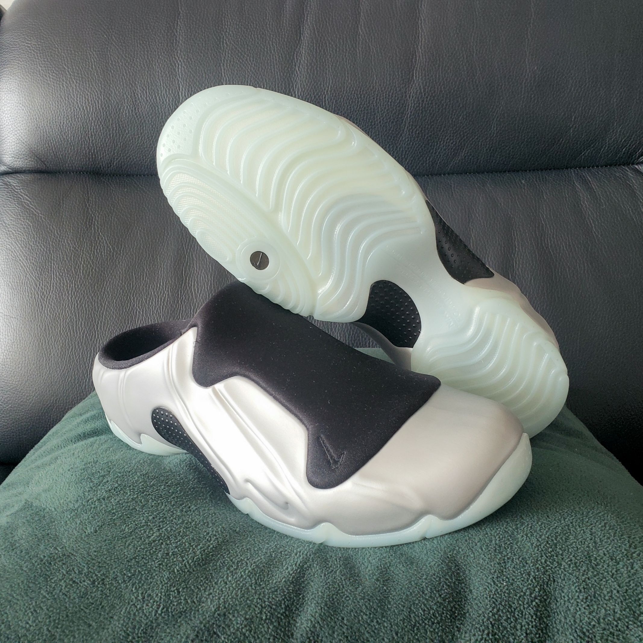 Nike Clogposite Chrome and Black 착용 스타일 - 1