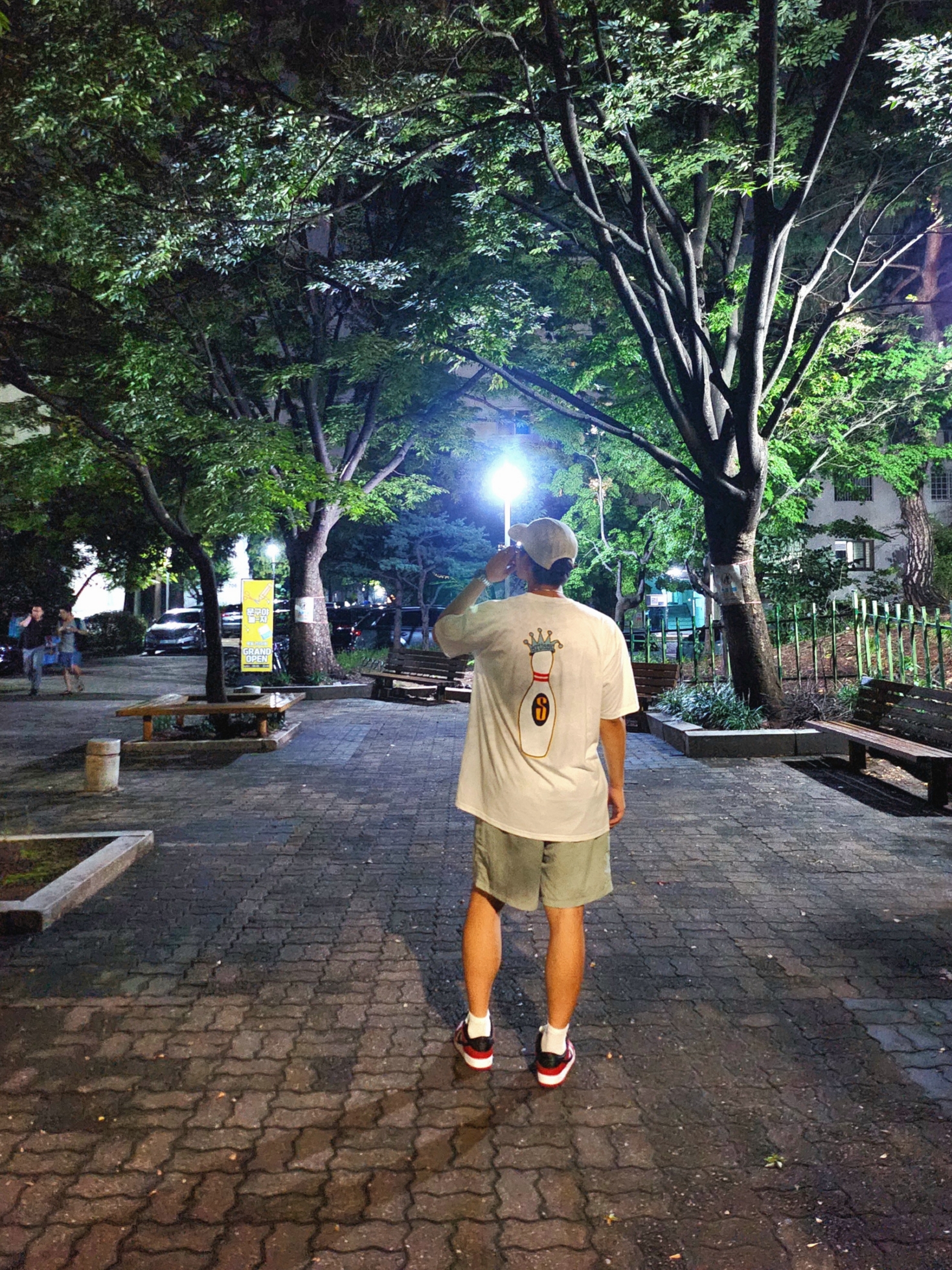 Nike SB Dunk Low Pro Chicago, Stussy Kingpin T-Shirt White 착용 스타일 - 1