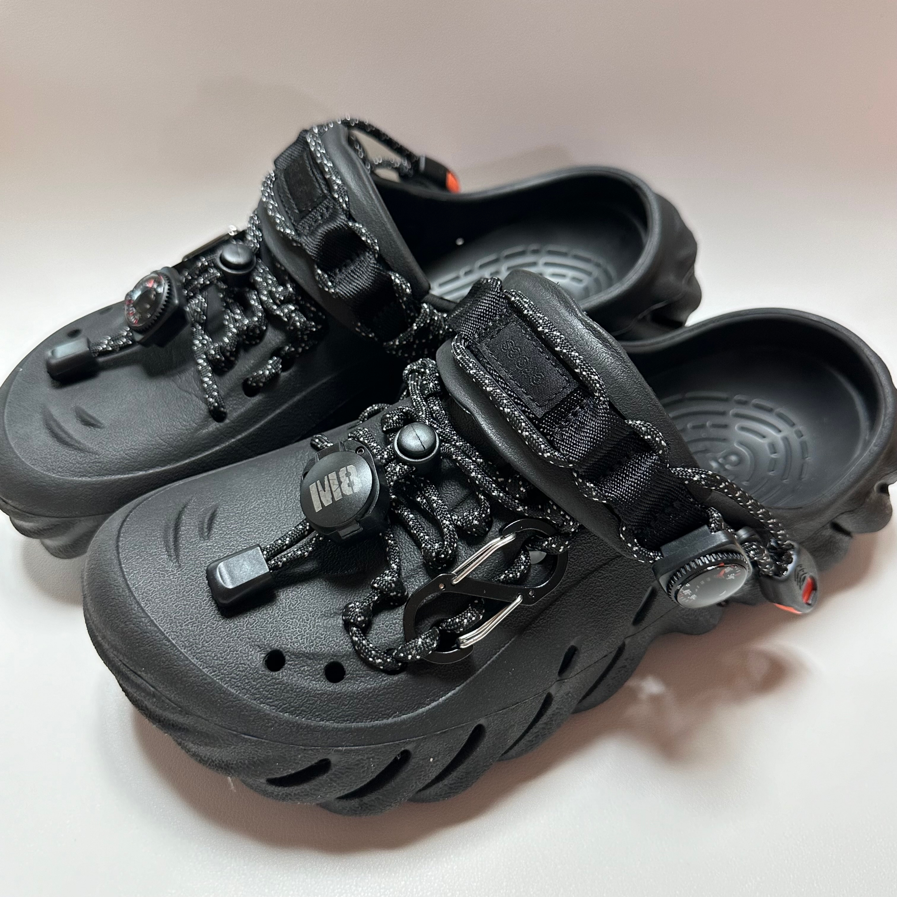 Crocs Echo Clog Black 착용 스타일 - 3