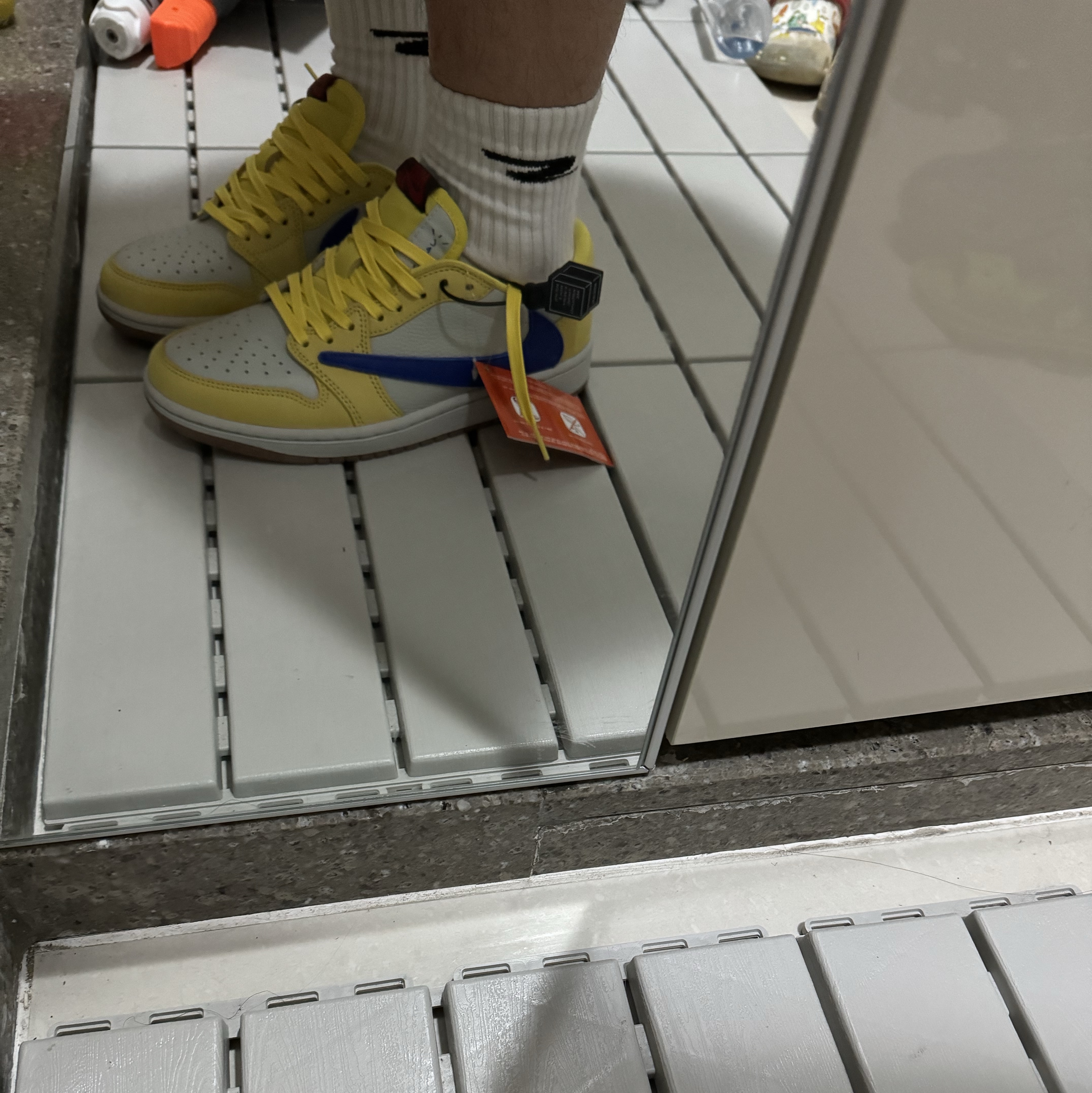 (W) Jordan 1 x Travis Scott Retro Low OG SP Canary 착용 스타일 - 1