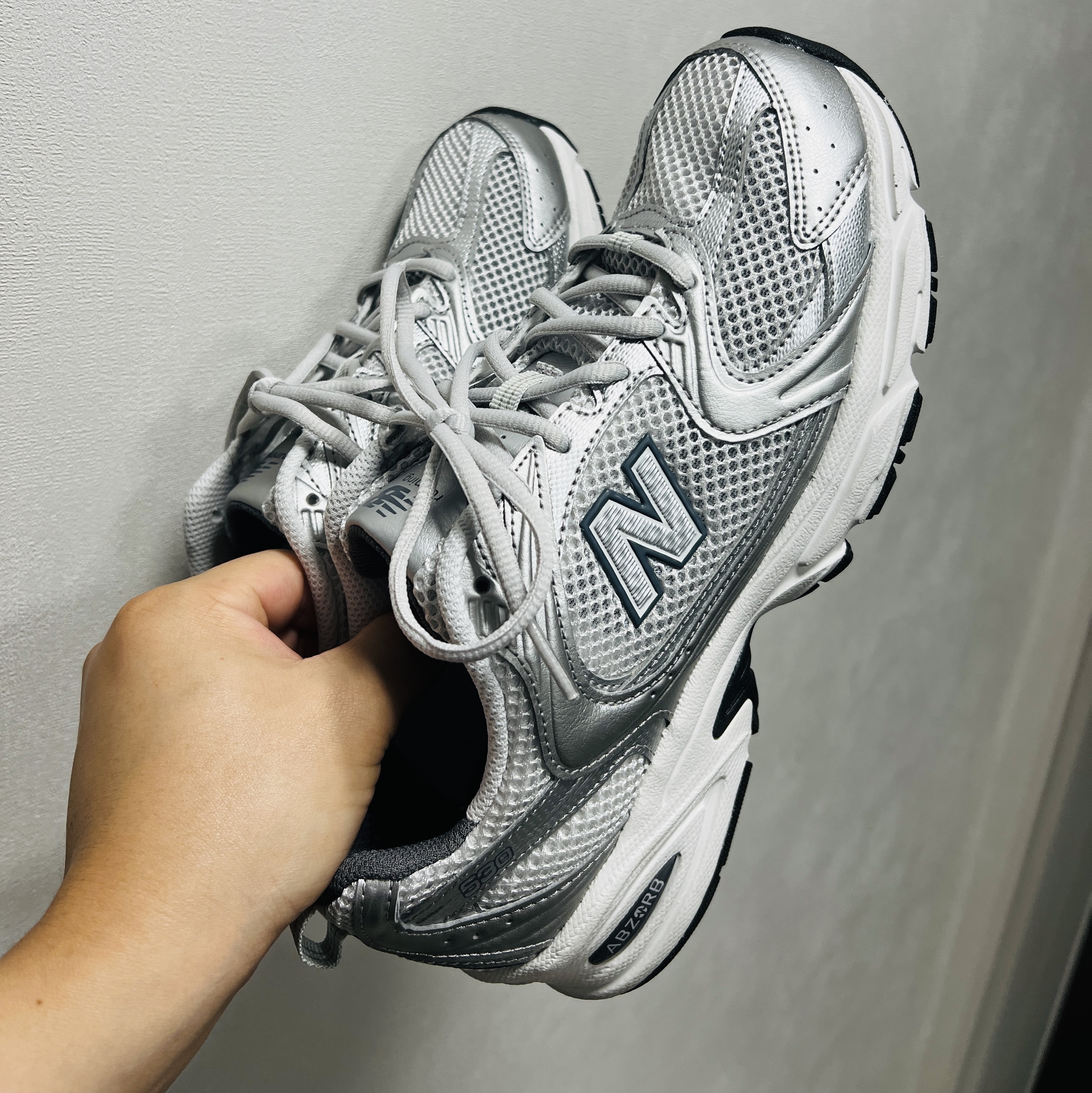 New Balance 530 Grey Matter Silver Metallic 착용 스타일