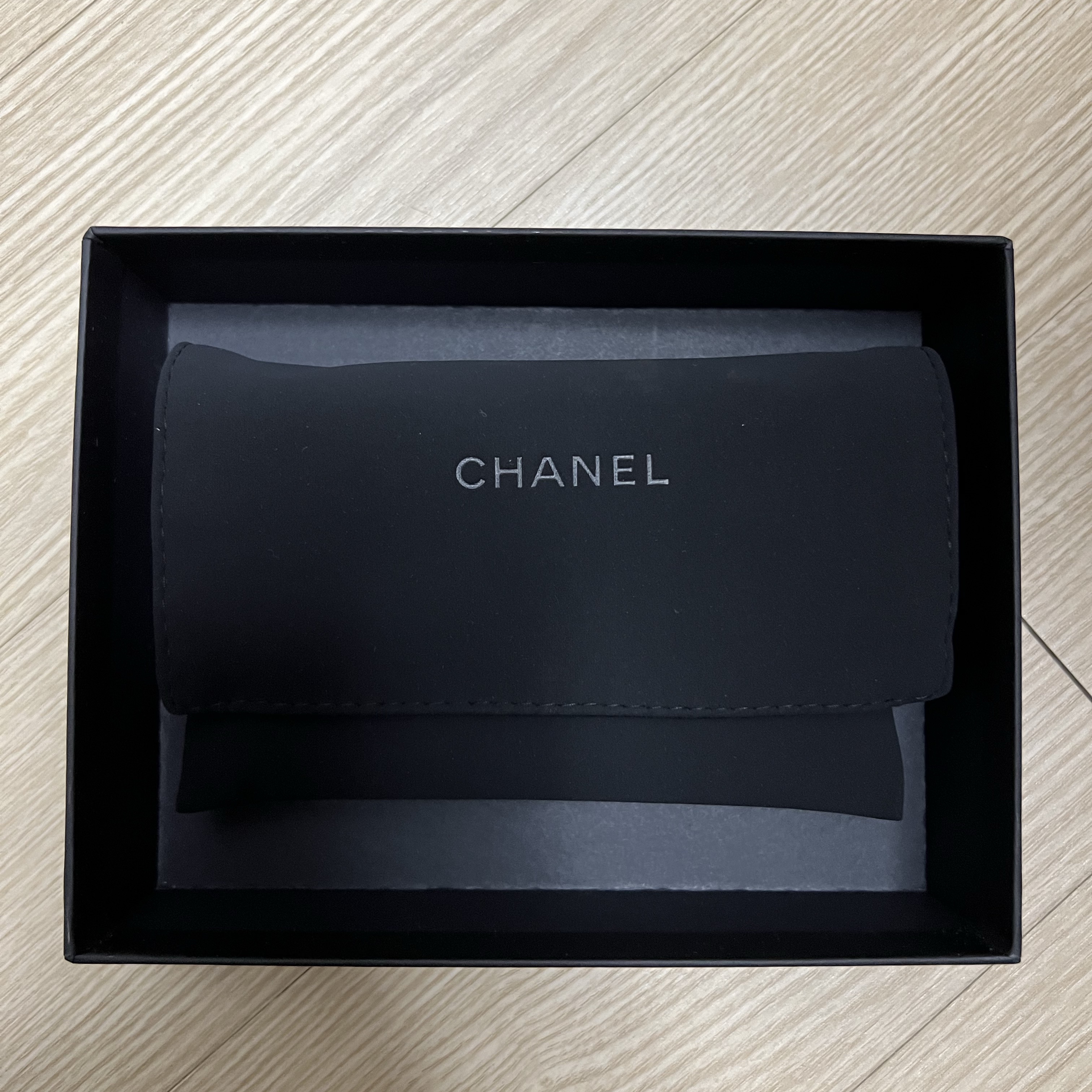 Chanel Classic Card Holder Grained Calfskin & Silver Black 착용 스타일 - 4