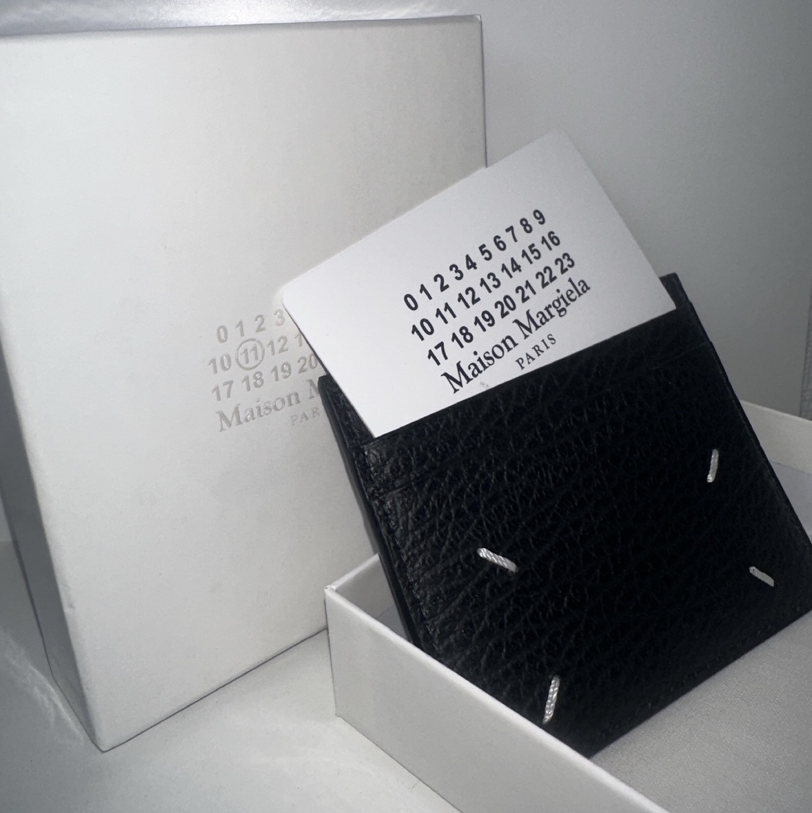 Maison Margiela Stitch Card Holder Black 착용 스타일