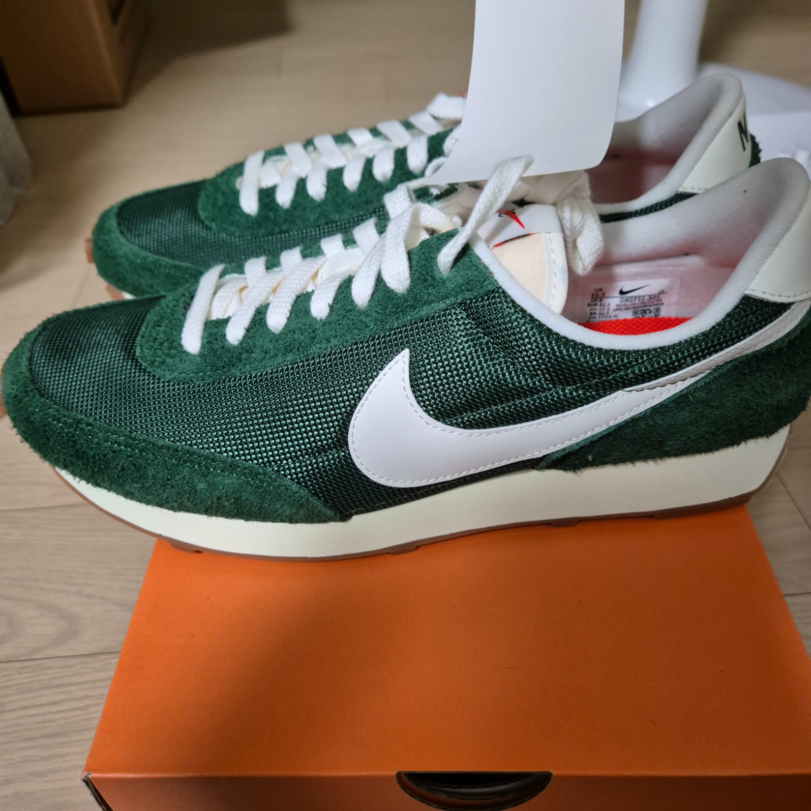 (W) Nike Daybreak Vintage Fir Coconut Milk 착용 스타일 - 1