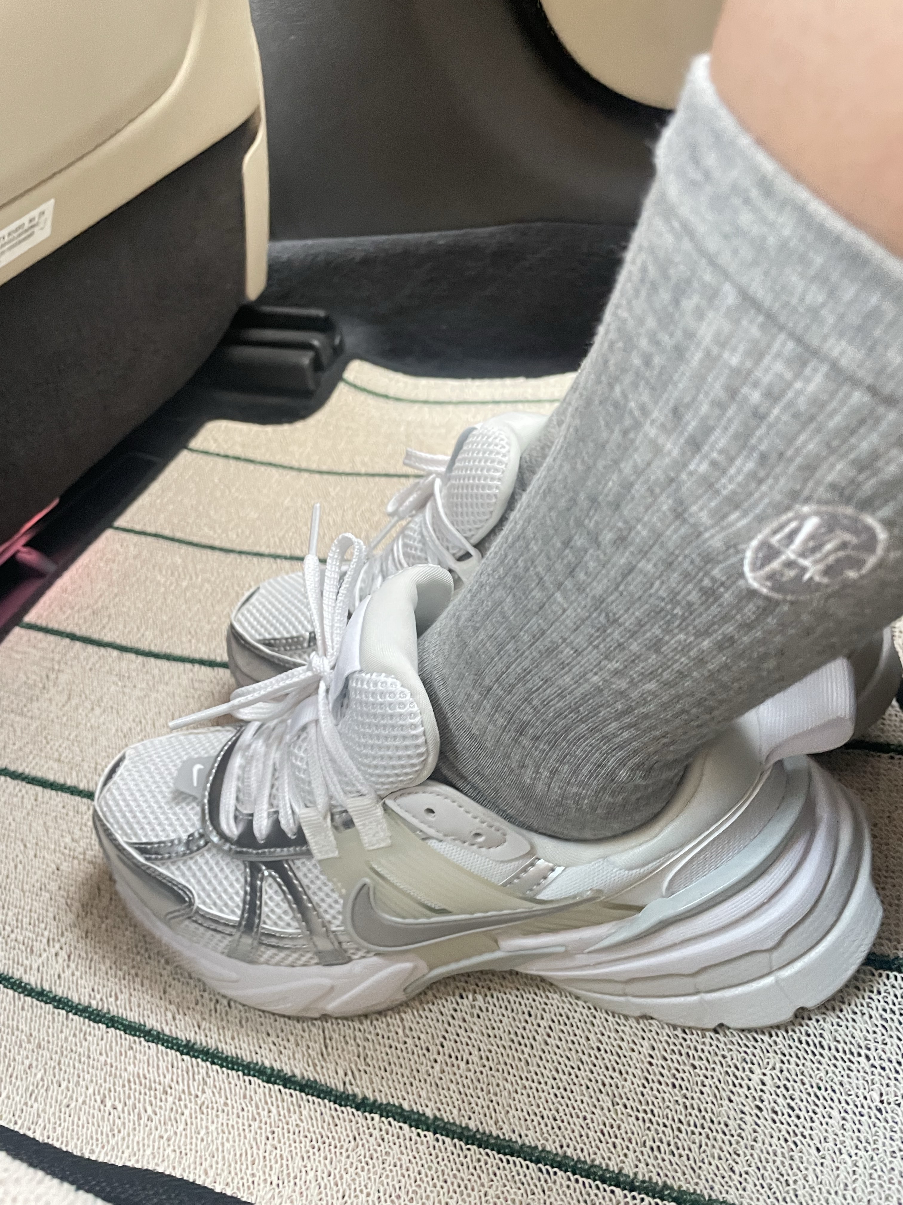 Nike V2K Run Metallic Silver White 착용 스타일