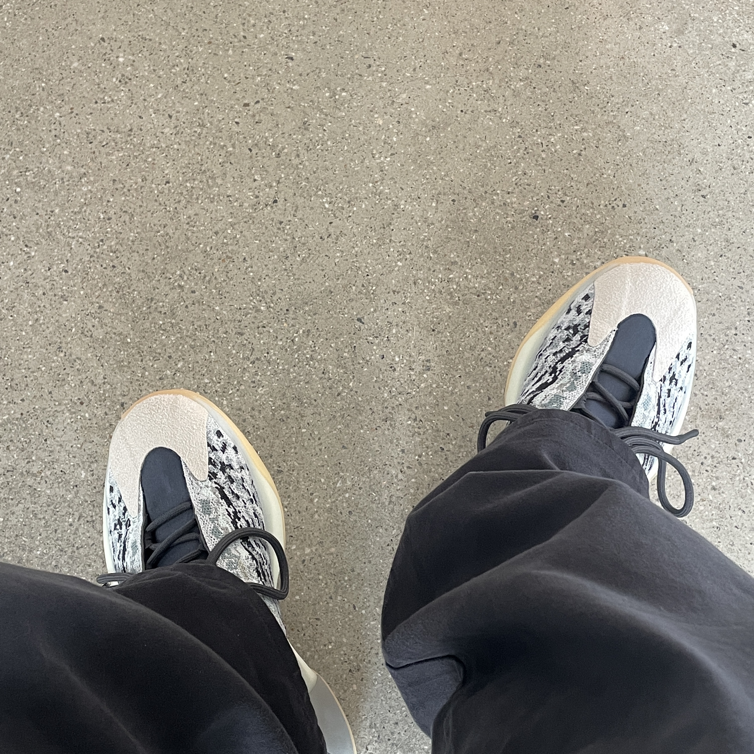 Adidas Yeezy QNTM Sea Teal, Yeezy x Gosha Rubchinskiy YZY Black Dogs T-Shirt Heather Grey 착용 스타일 - 2