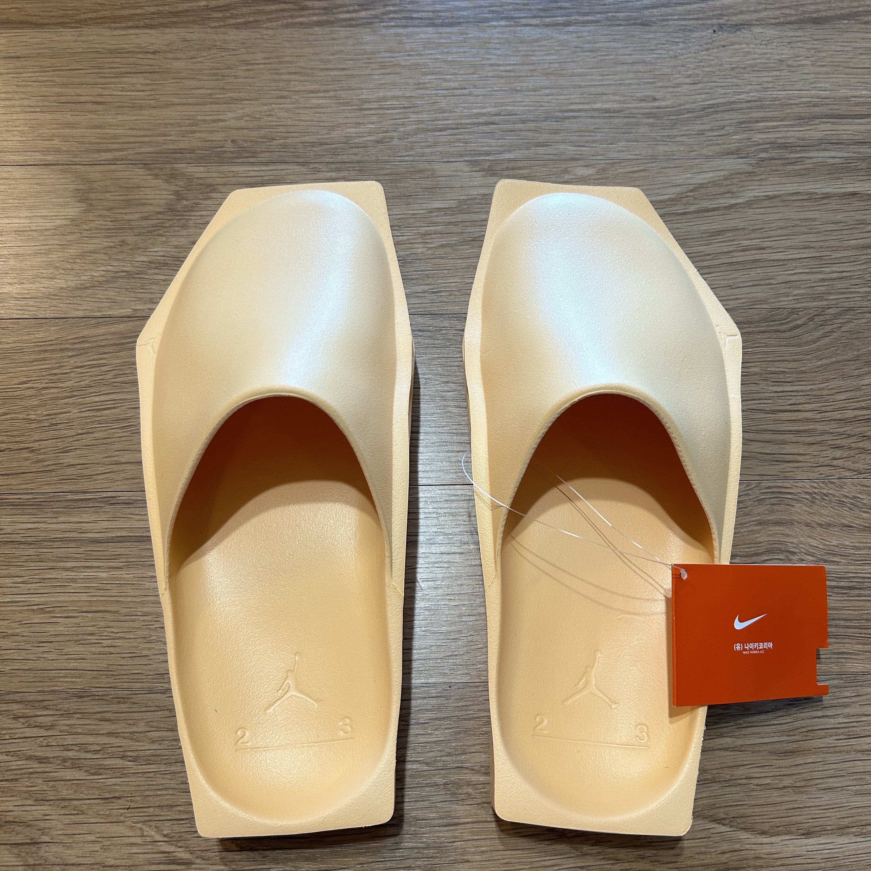 (W) Jordan Hex Mule Celestial Gold 착용 스타일