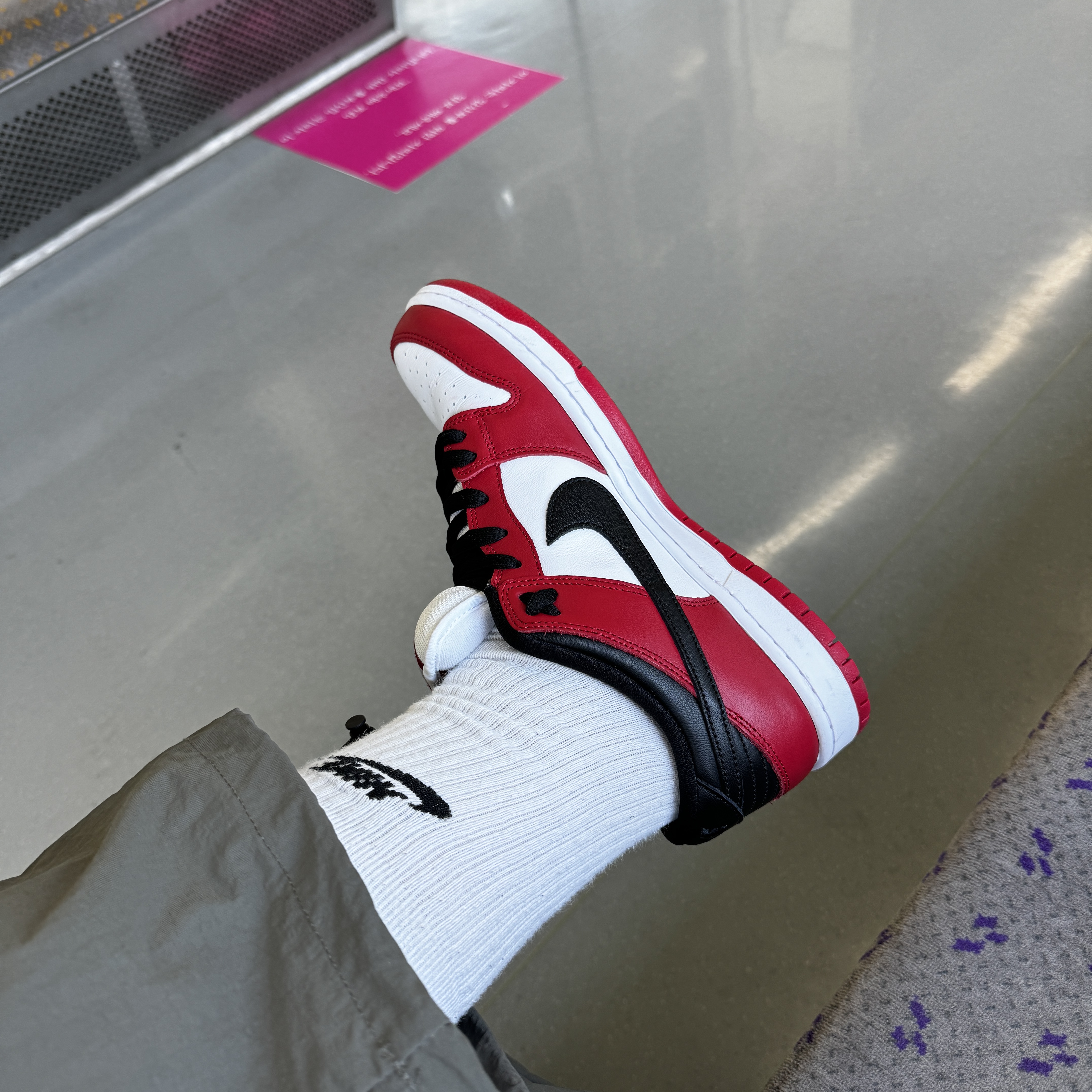 (W) Jordan 1 x Travis Scott Retro Low OG SP Canary, Nike SB Dunk Low Pro Chicago 착용 스타일 - 2