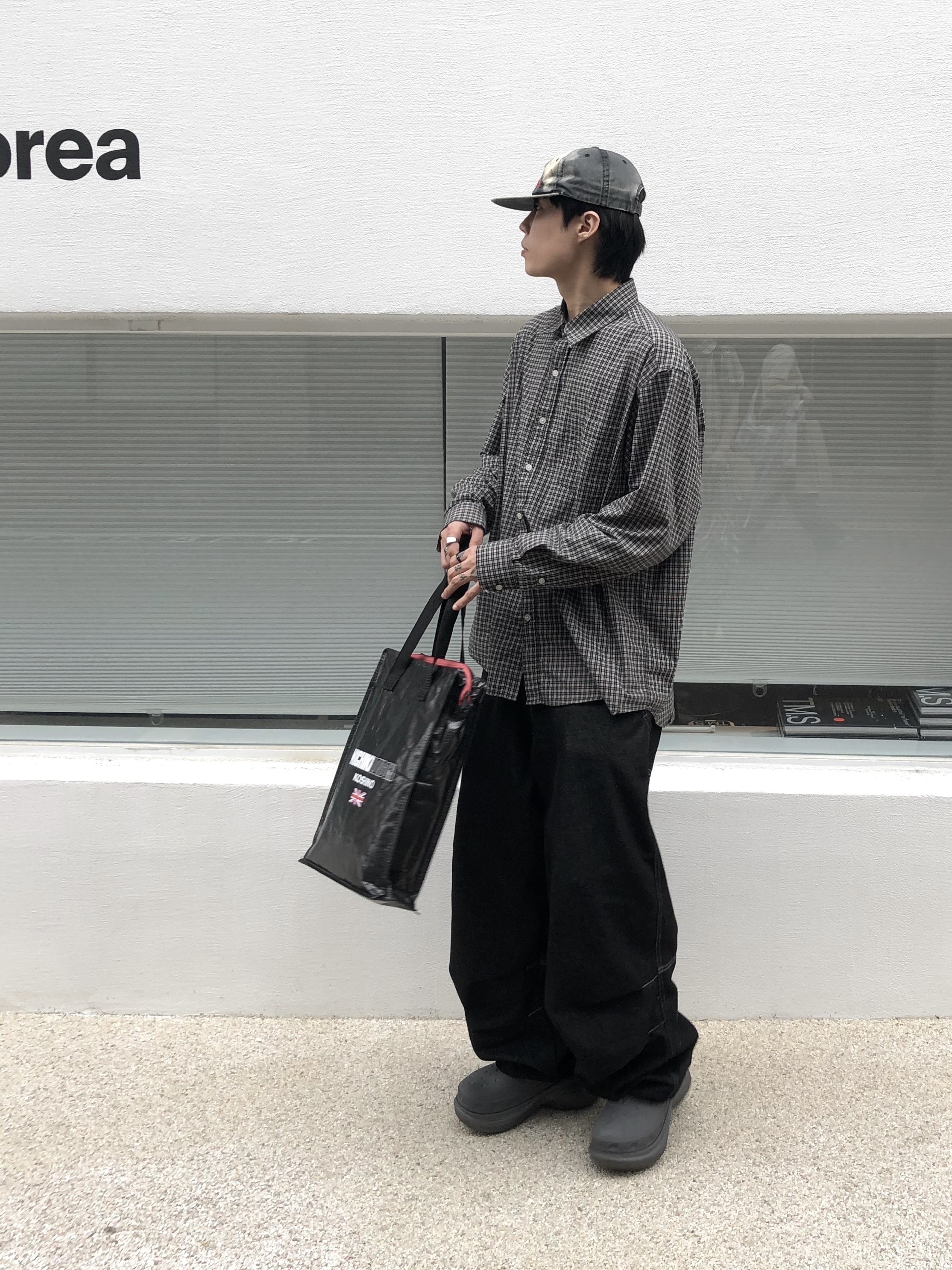Gallery Dept. ATK Sun Faded Cap Sun Faded Black, Balenciaga x Crocs Rubber Boot Black 착용 스타일 - 3