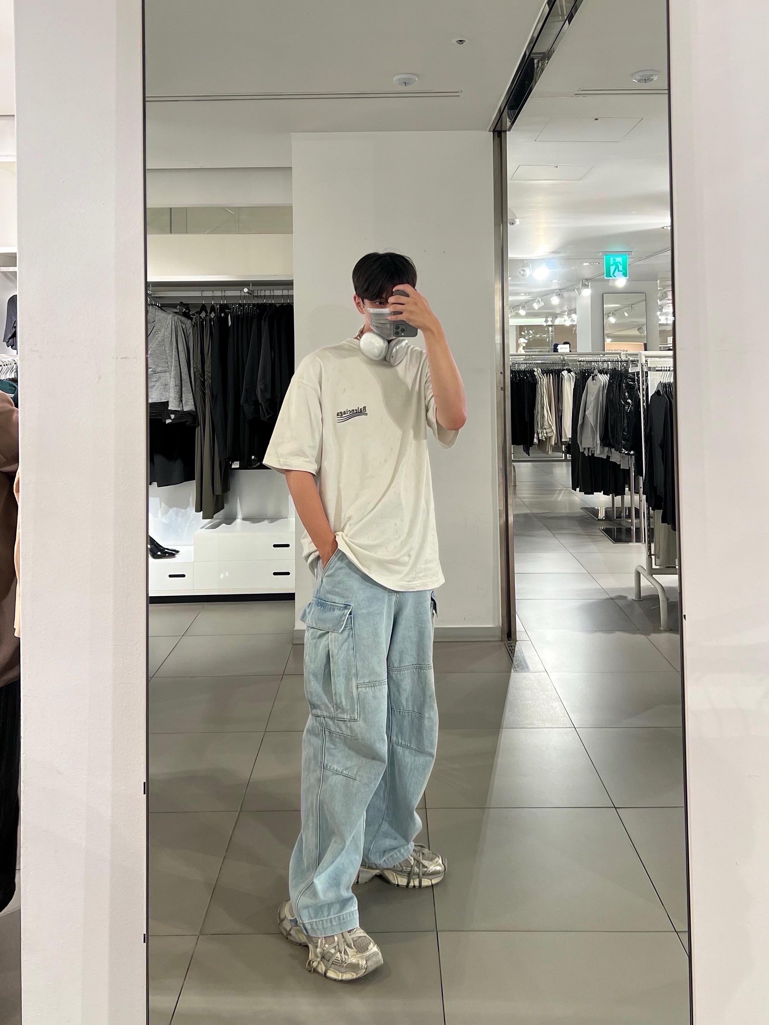 Balenciaga 3XL Sneakers Light Beige, Balenciaga Political Campaign Large Fit T-Shirt White 착용 스타일