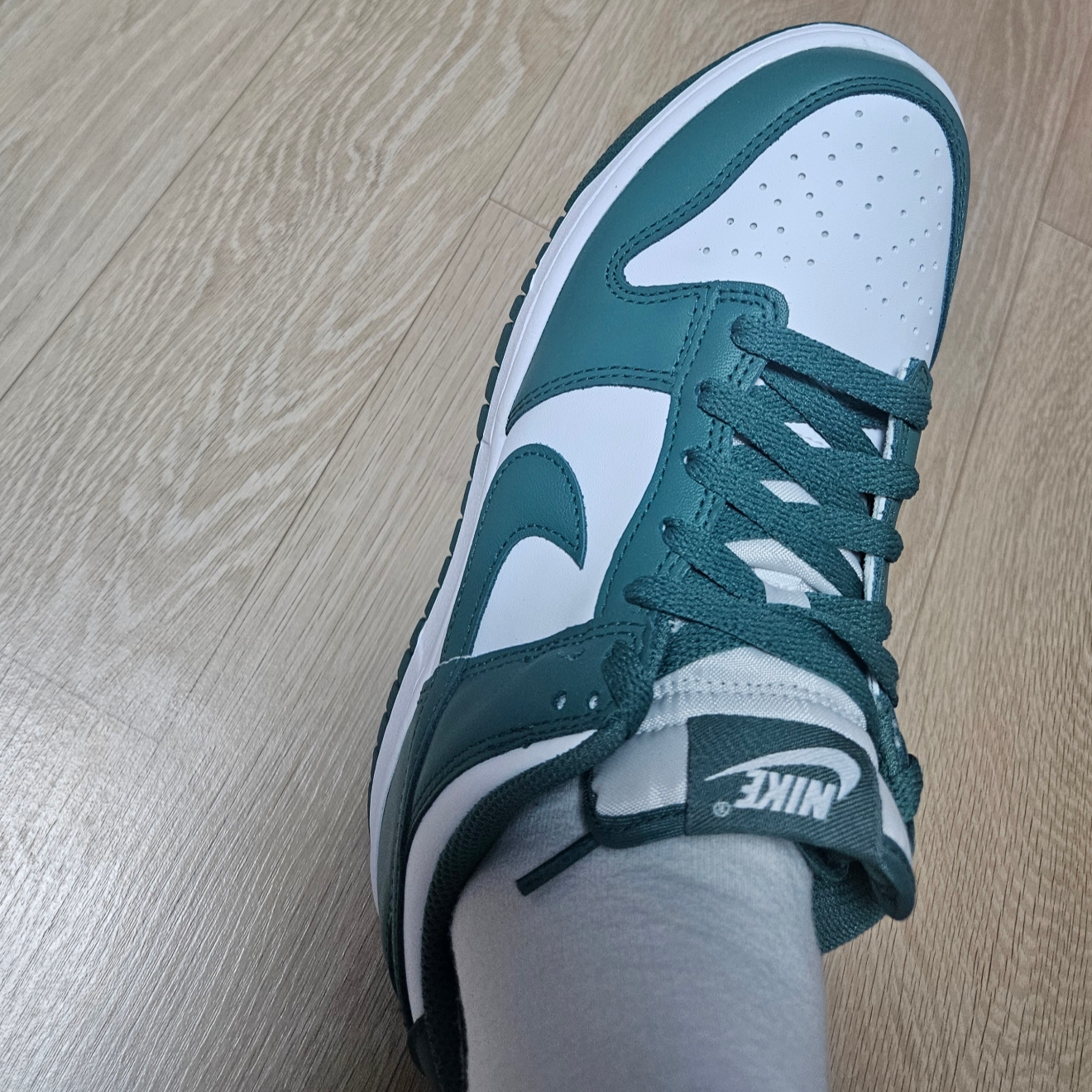(GS) Nike Dunk Low White Bicoastal 착용 스타일