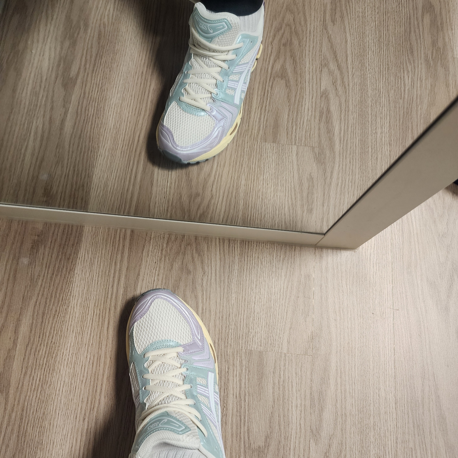 Asics Gel-Kayano 14 Cream Dusk Violet 착용 스타일 - 3