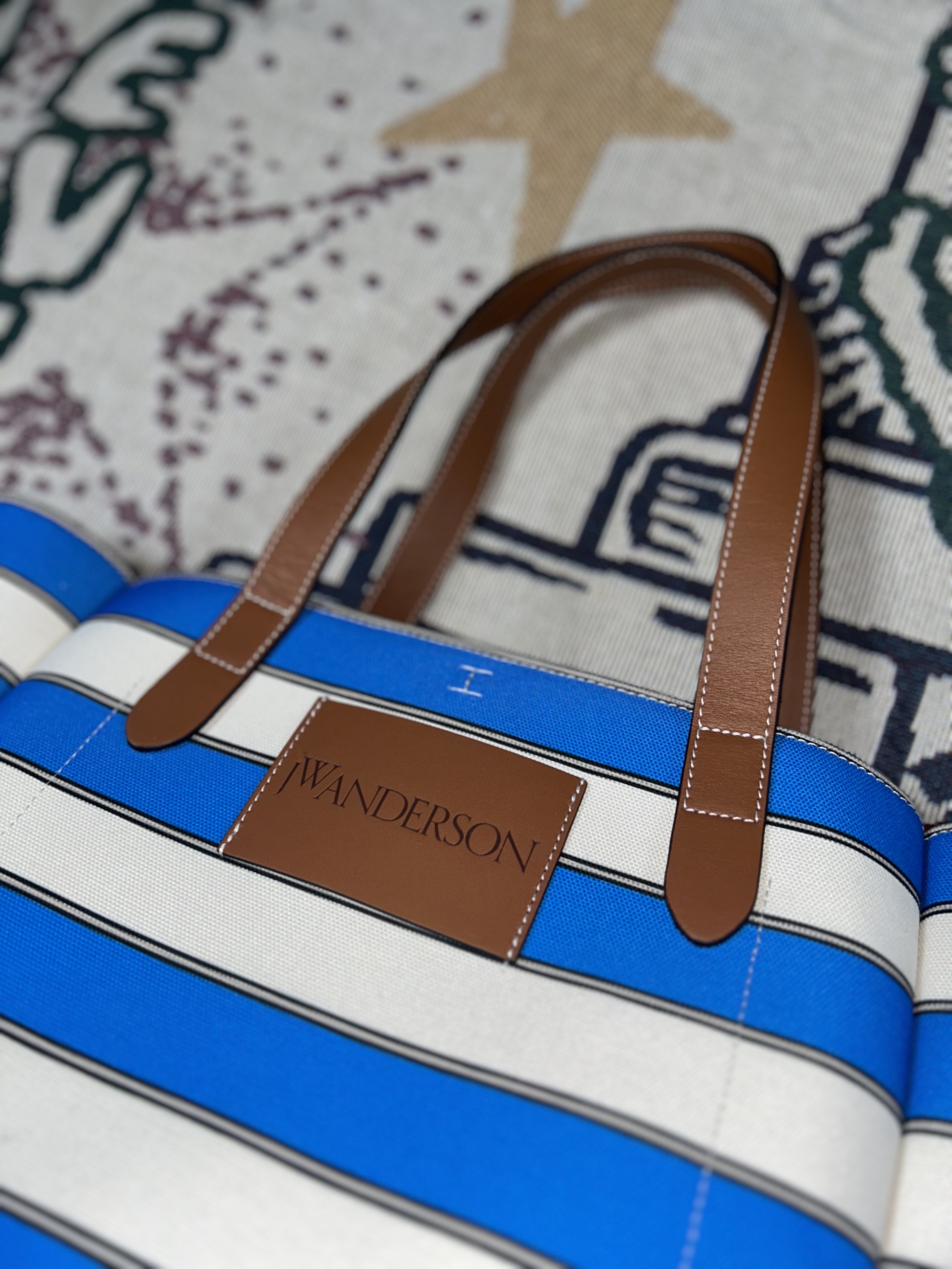 JW Anderson Belt Logo Tote Bag Blue White 착용 스타일 - 4