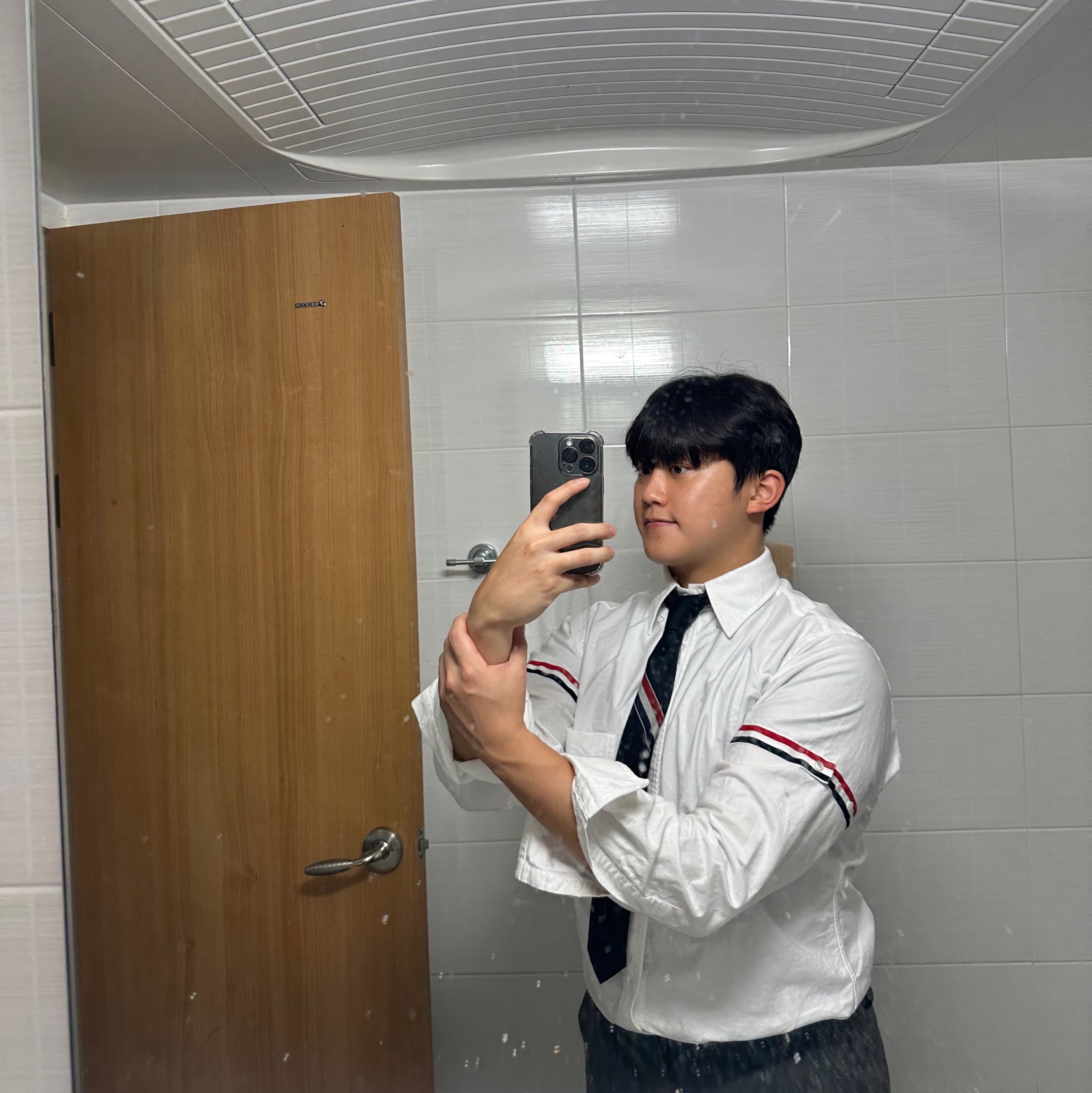 Thom Browne Engineered Stripe Necktie in Wool Navy, Thom Browne Oxford Striped Grosgrain Armband Classic Shirt White 착용 스타일