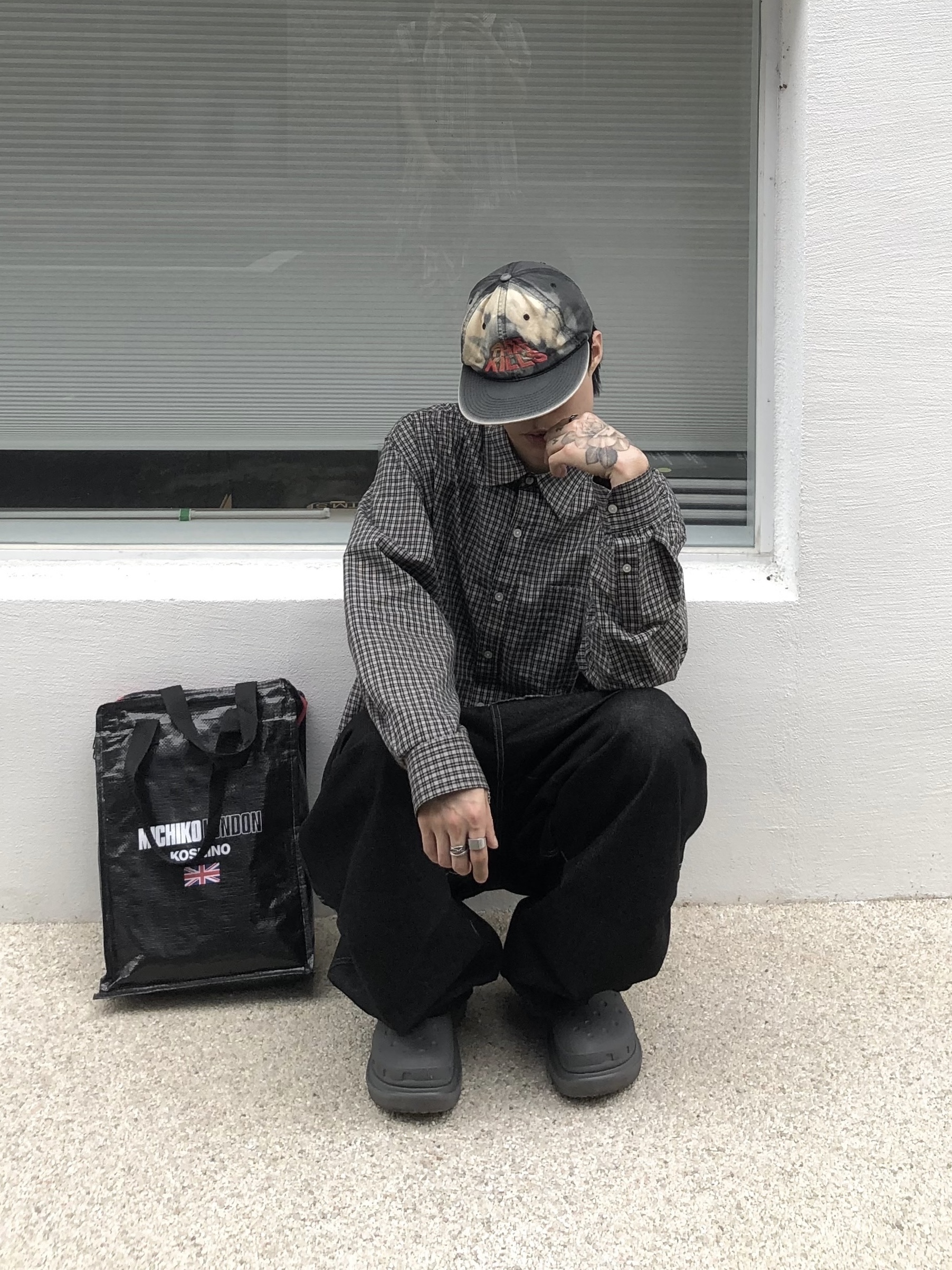 Gallery Dept. ATK Sun Faded Cap Sun Faded Black, Balenciaga x Crocs Rubber Boot Black 착용 스타일 - 2