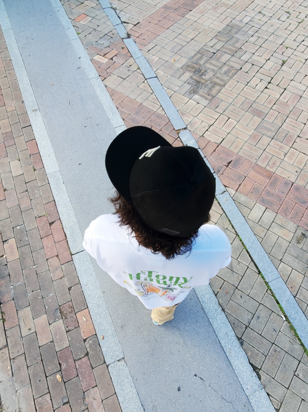Essentials x New Era E Trucker Cap Black, Nike Air Force 1 '07 LV8 EMB White Malachite 착용 스타일 - 1
