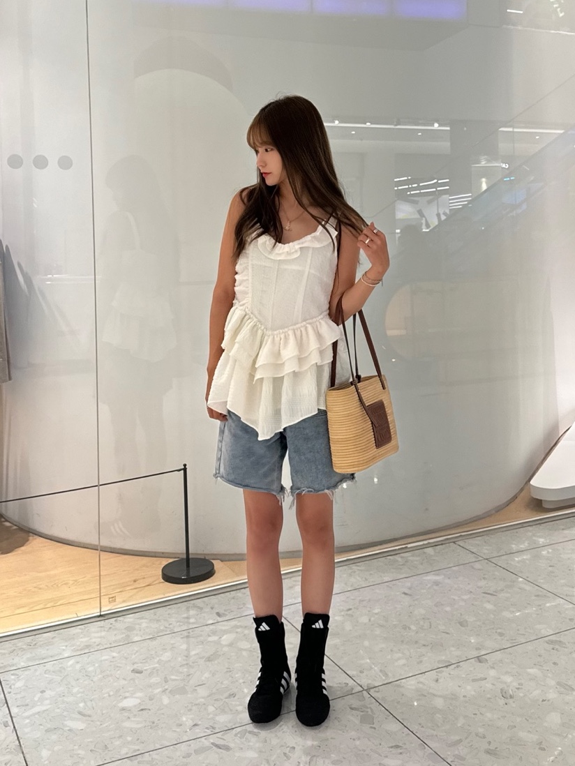 Loewe Small Square Basket Bag in Raffia and Calfskin Natural Pecan, Adidas Box Hog 2.0 Boots Core Black Cloud White 착용 스타일 - 1