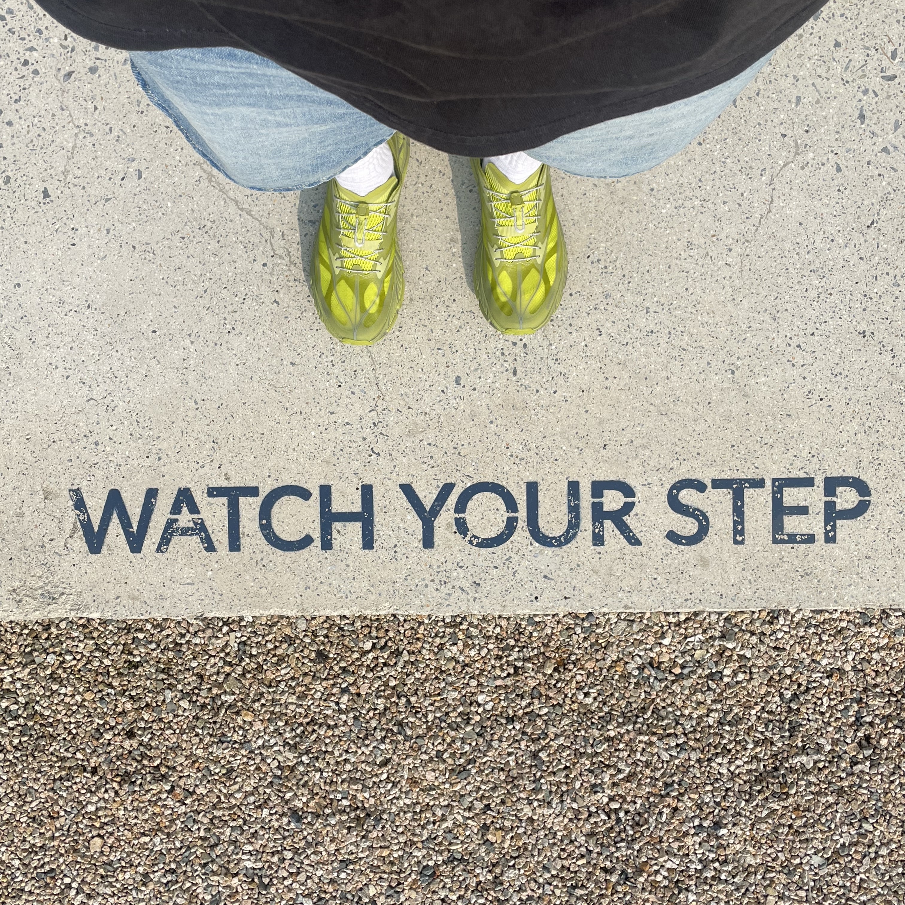 Hoka x Satisfy Mafate Speed 4 Lite Sulfur 착용 스타일