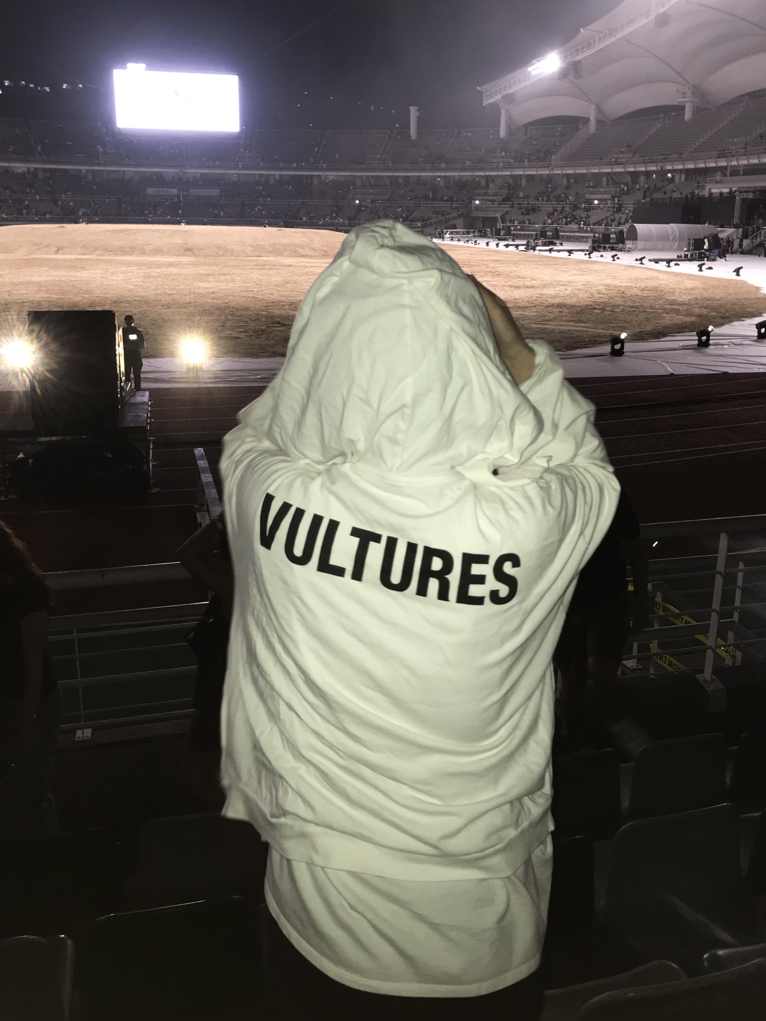 ¥$ Vultures Merch Hoodie White - Korea Exclusive 착용 스타일 - 1