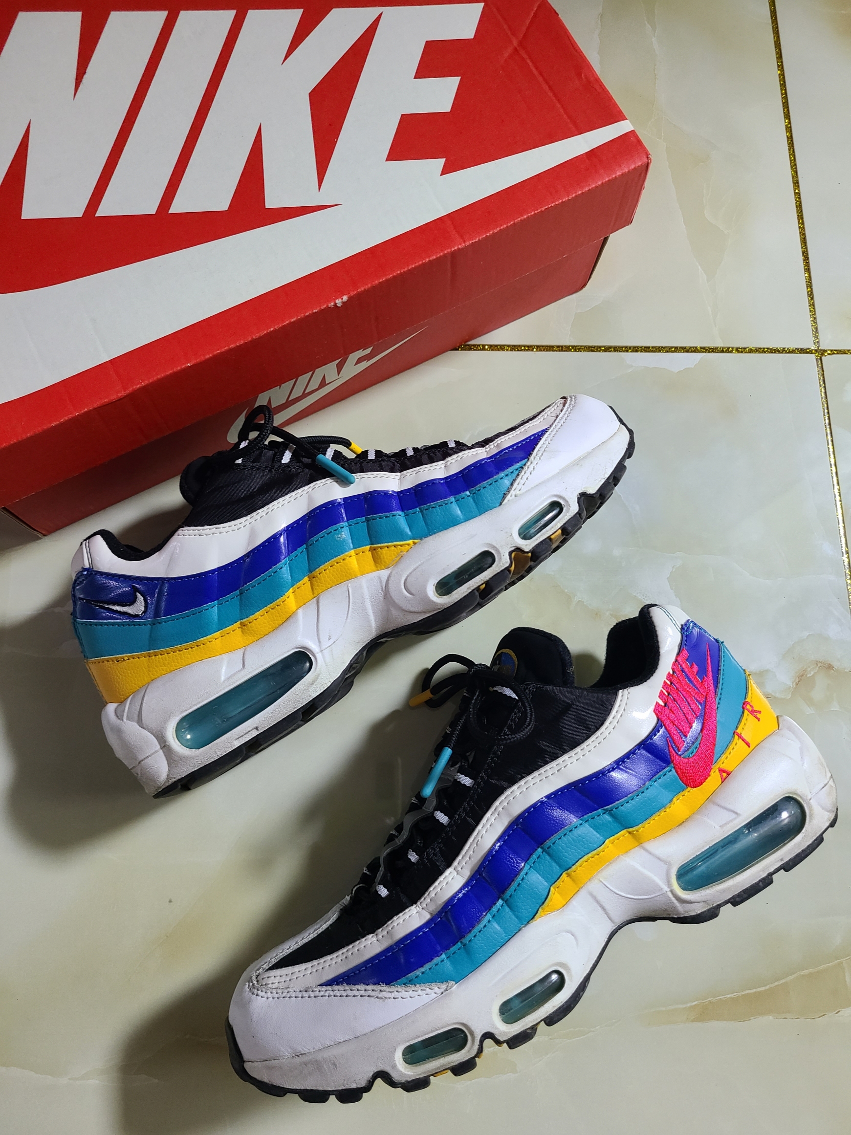 Nike Air Max 95 Essential Light Bone, Nike Air Max 95 SE Windbreaker 착용 스타일 - 2
